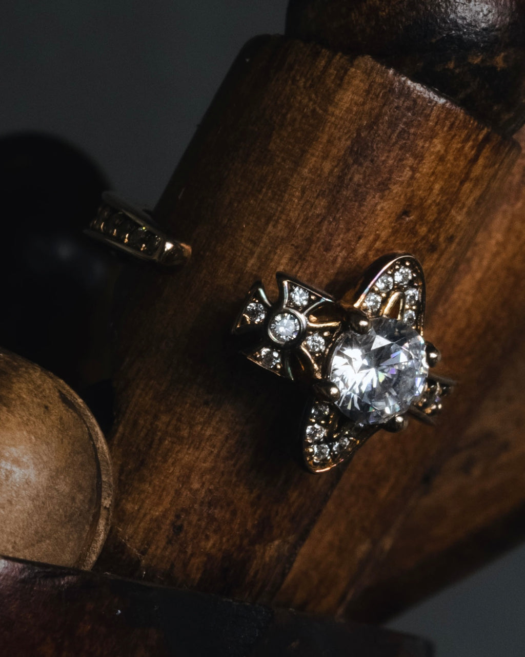 "Vivienne Westwood" Iconic orb motif open band ring