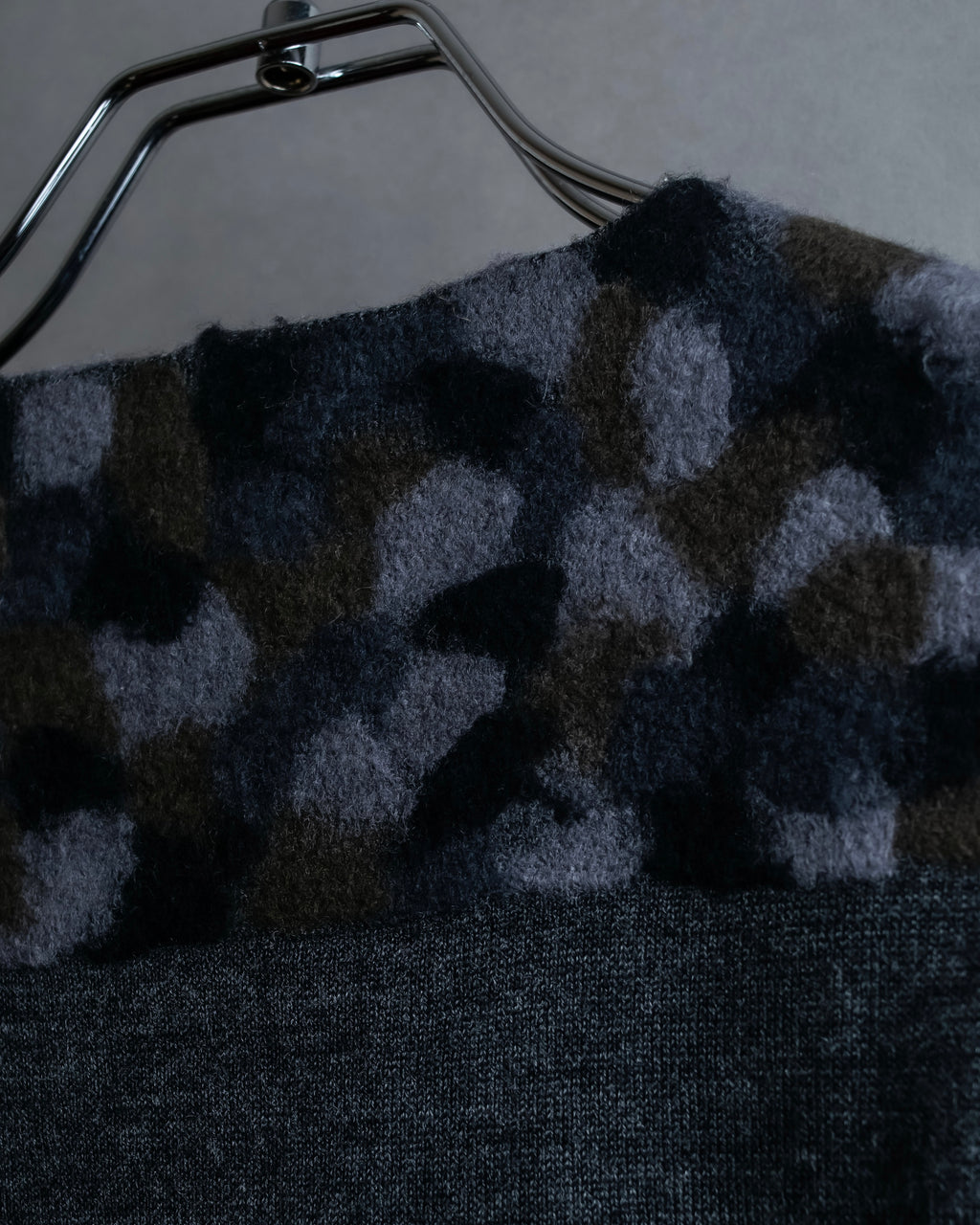 "PRADA" Camouflage pattern V-neck knit