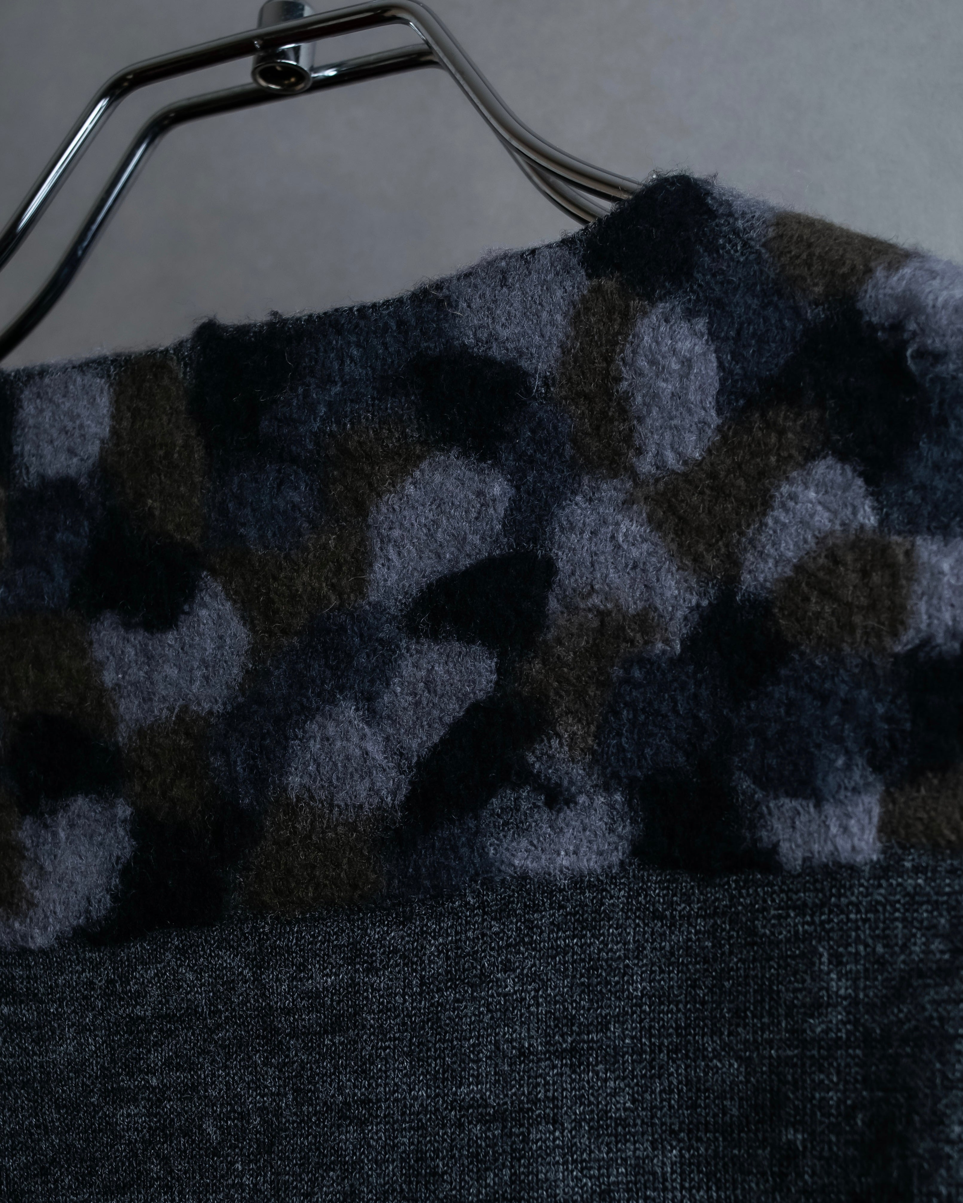 "PRADA" Camouflage pattern V-neck knit