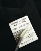 内側の洗濯表示タグを写したカット。日本製・コットン100%の表記を確認できます。