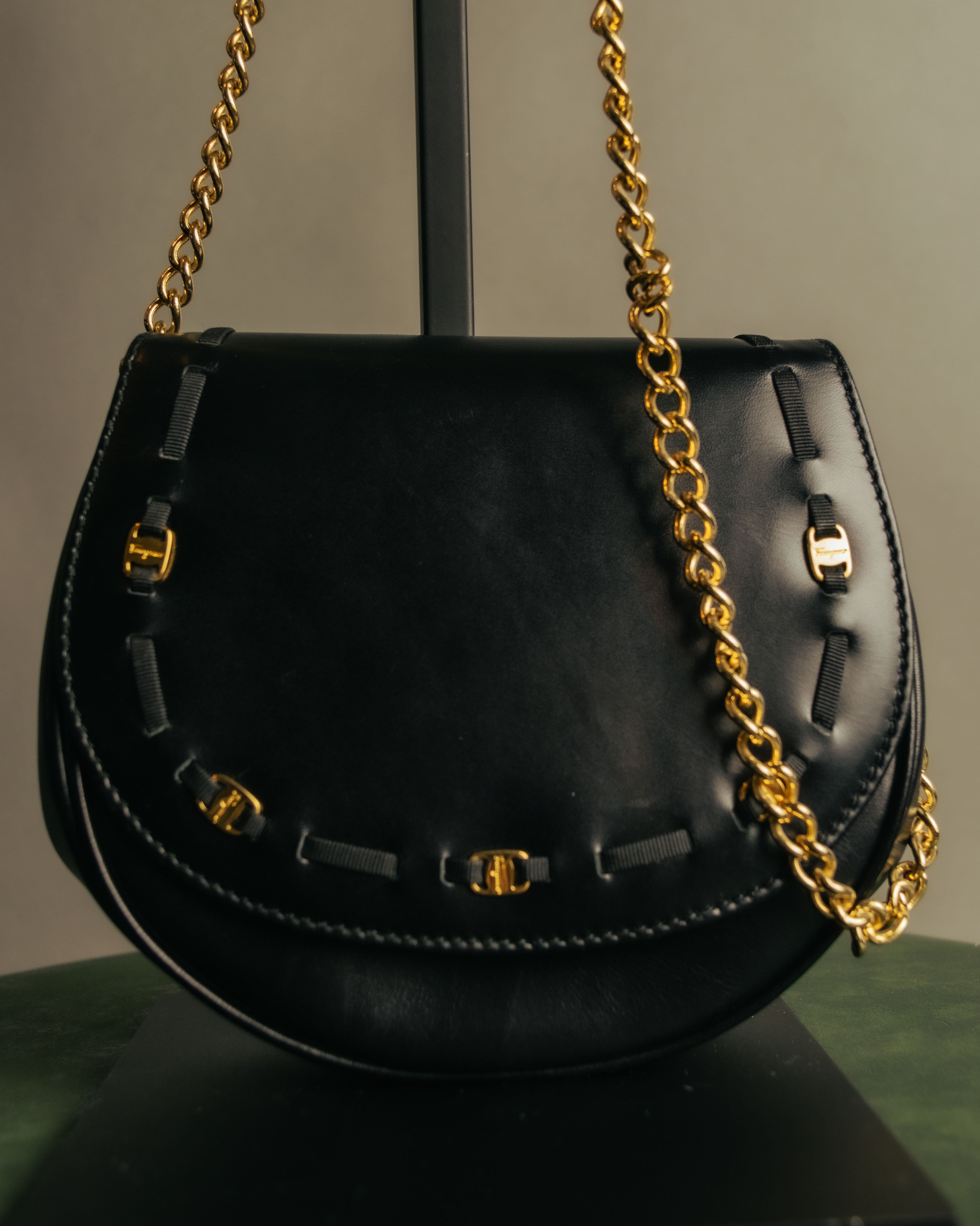 フェラガモ ショルダー ヴァラ FERRAGAMO（フェラガモ） ショルダーバッグ ミニバッグ レディース