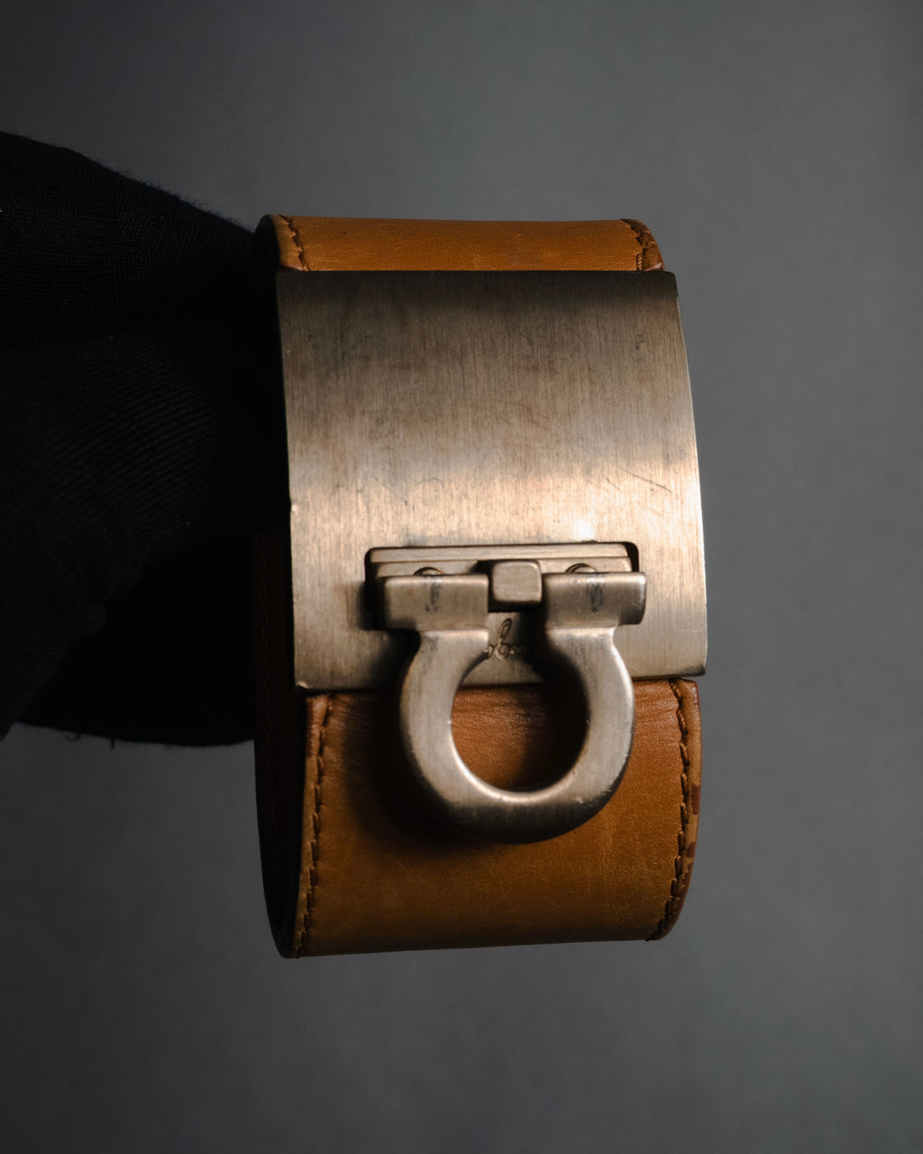 "Salvatore Ferragamo" 95’s-05’s Gancini clasp vacchetta leather bracelet