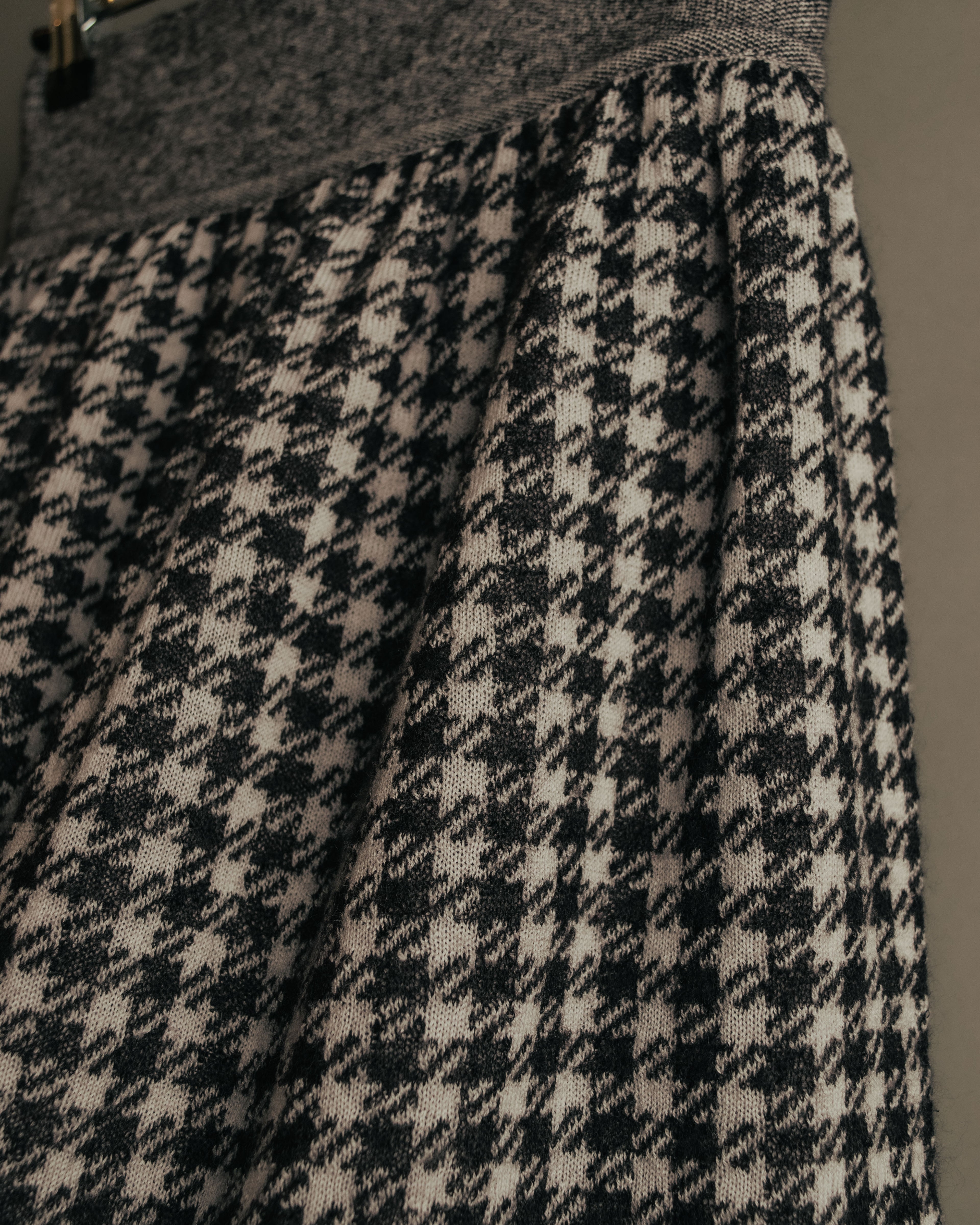 “Salvatore Ferragamo” 90’s-00’s Houndstooth knit flare skirt