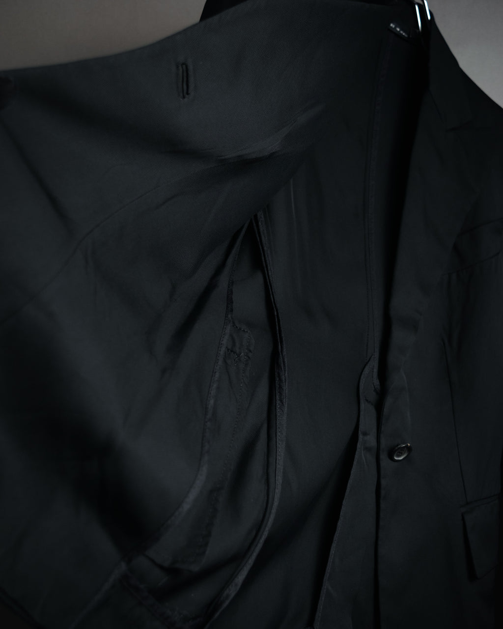 “GUCCI” Early 2000s satin peak lapel tailored jacket