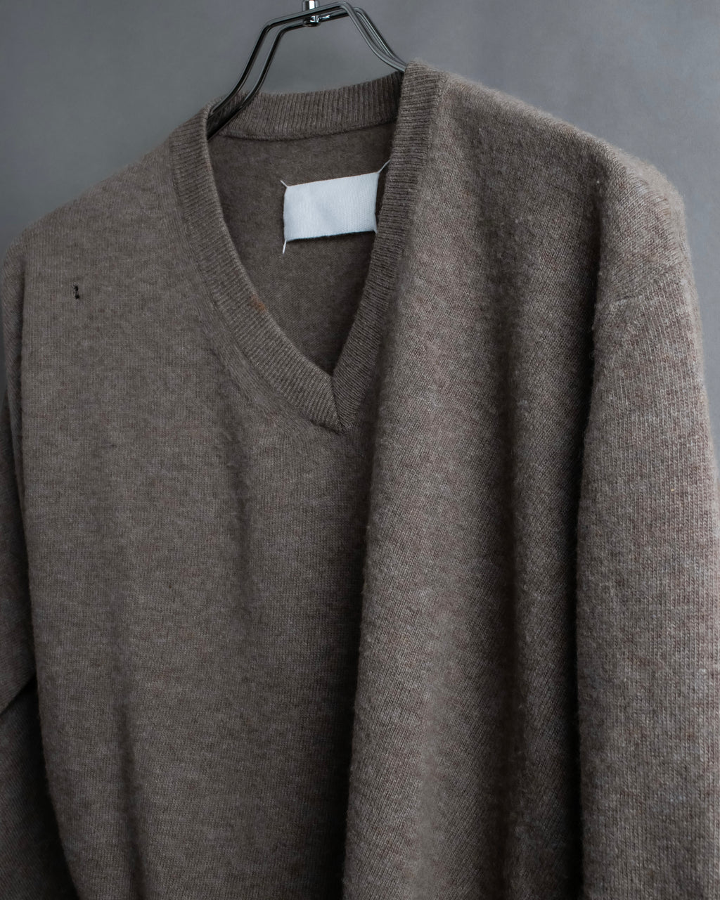 "MAISON MARGIELA 2005's AW " Twisted detail V-neck knit