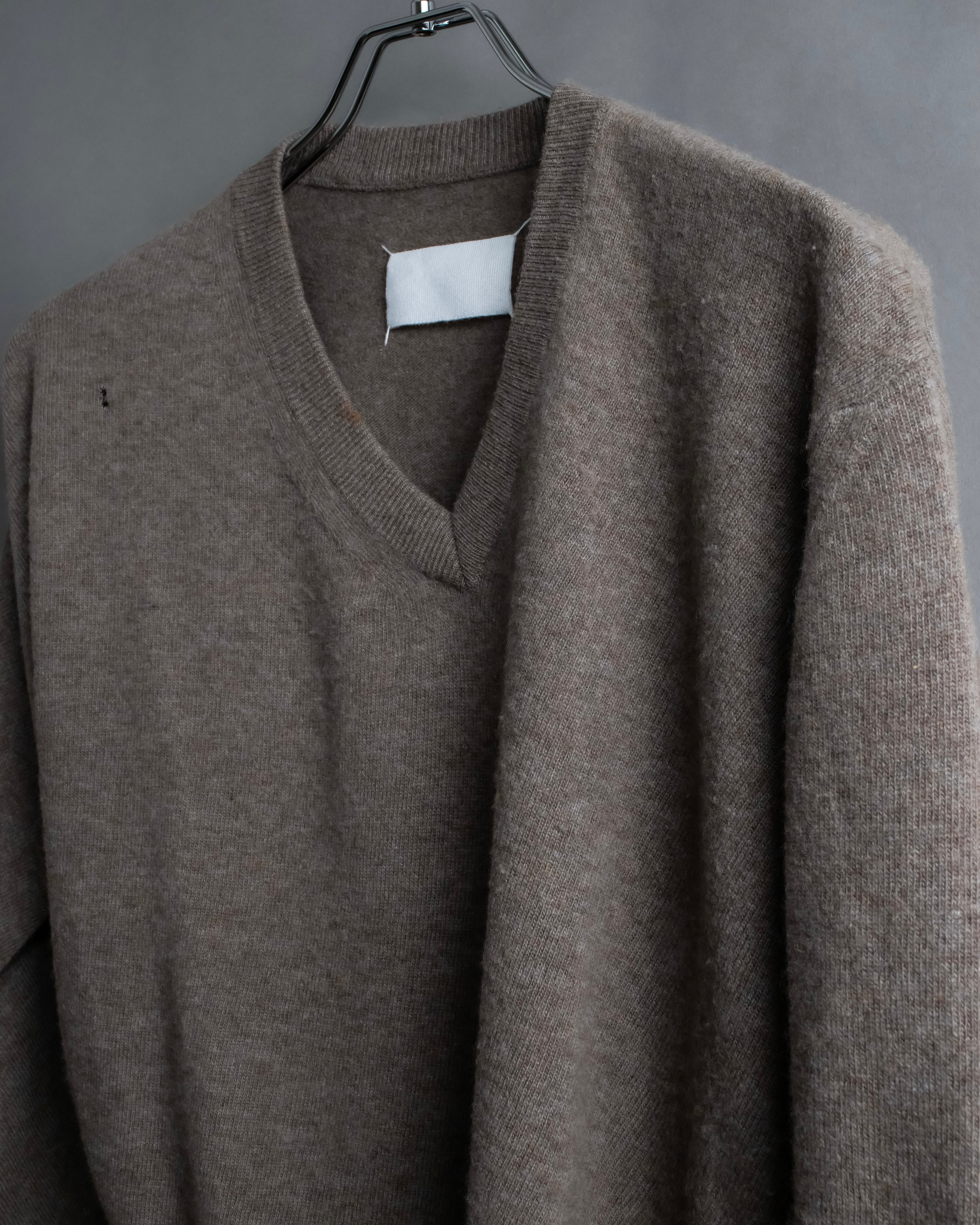 "MAISON MARGIELA 2005's AW " Twisted detail V-neck knit