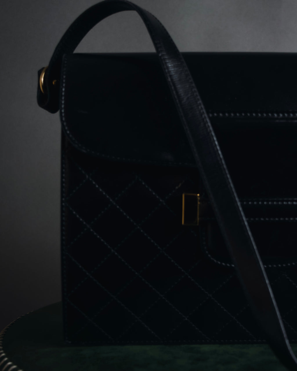 Bolso de cuero con diseño acolchado de diamantes de Yves Saint Laurent de los años 80-90