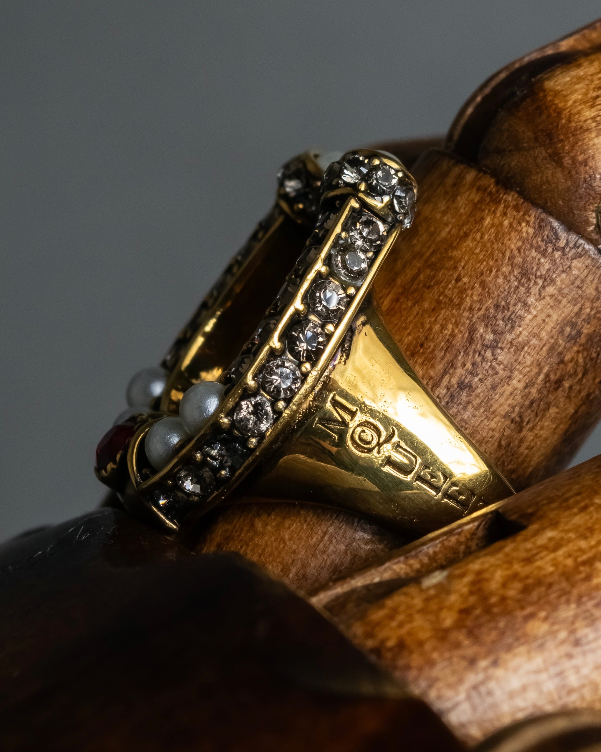 "Alexandar McQueen" Horseshoe motif red stone top ring