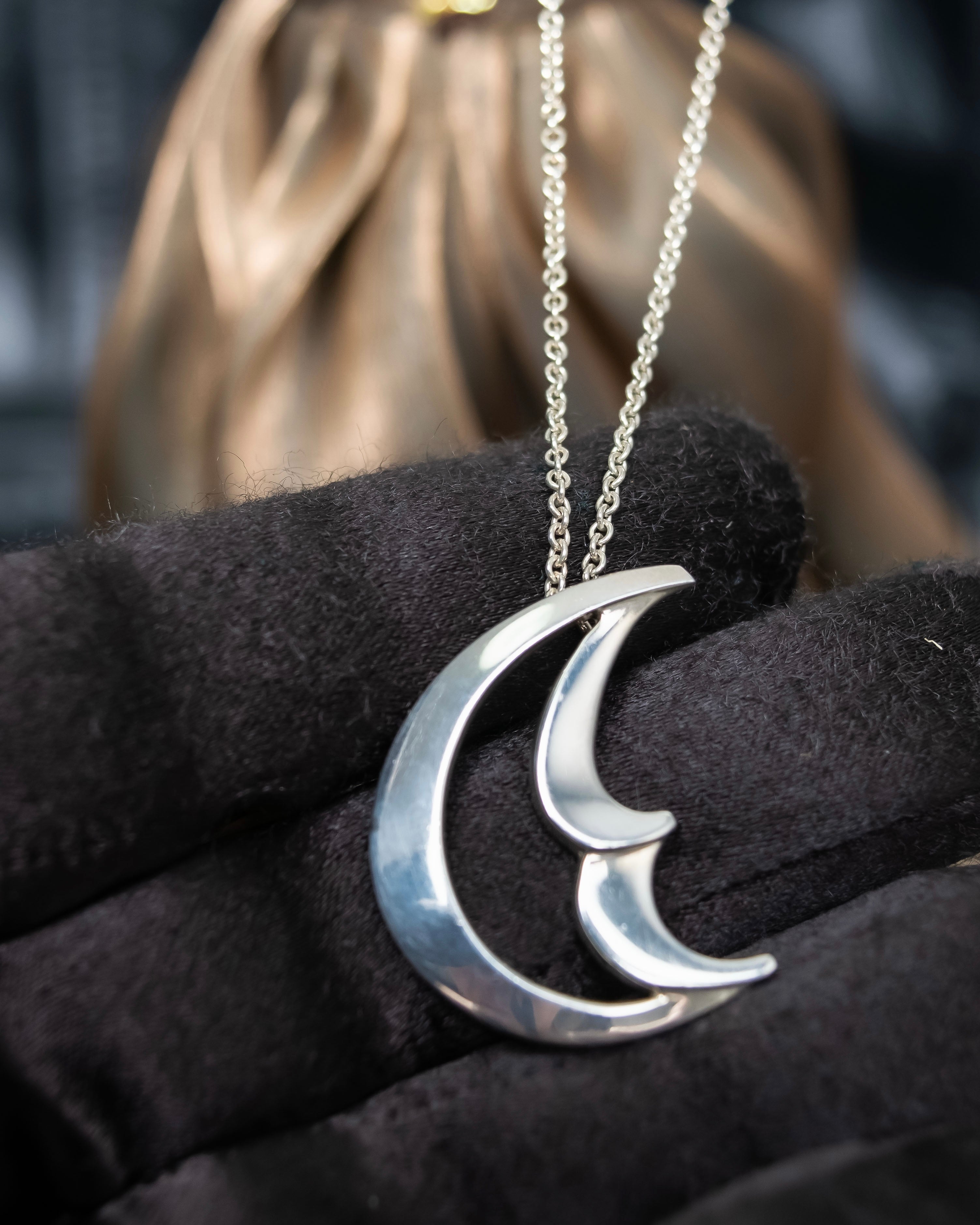 "Tiffany&Co" Crescent moon paloma picasso necklace