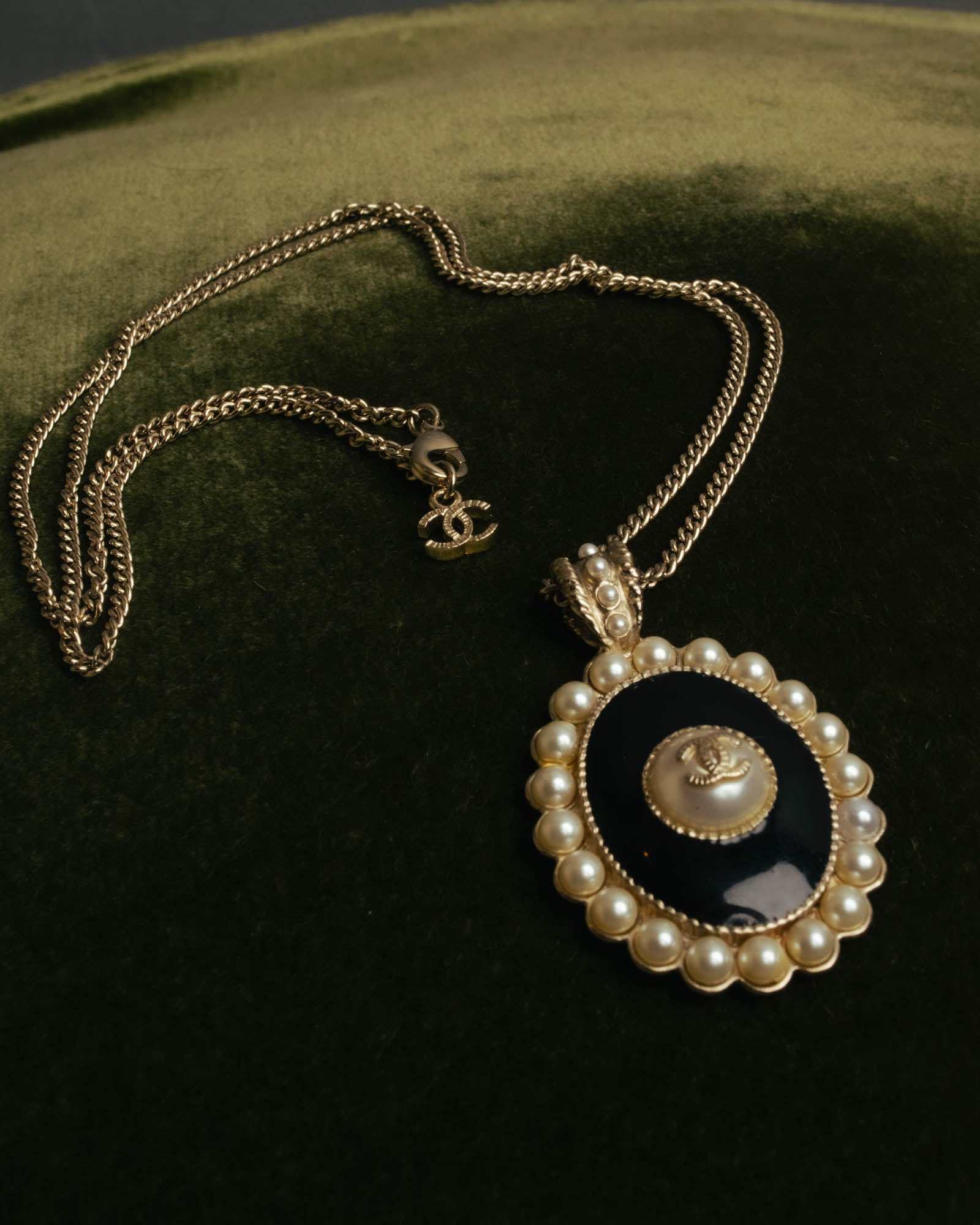 -SPECIAL- “CHANEL” 2017 Cruise Collection Pearl trimmed black pendant necklace