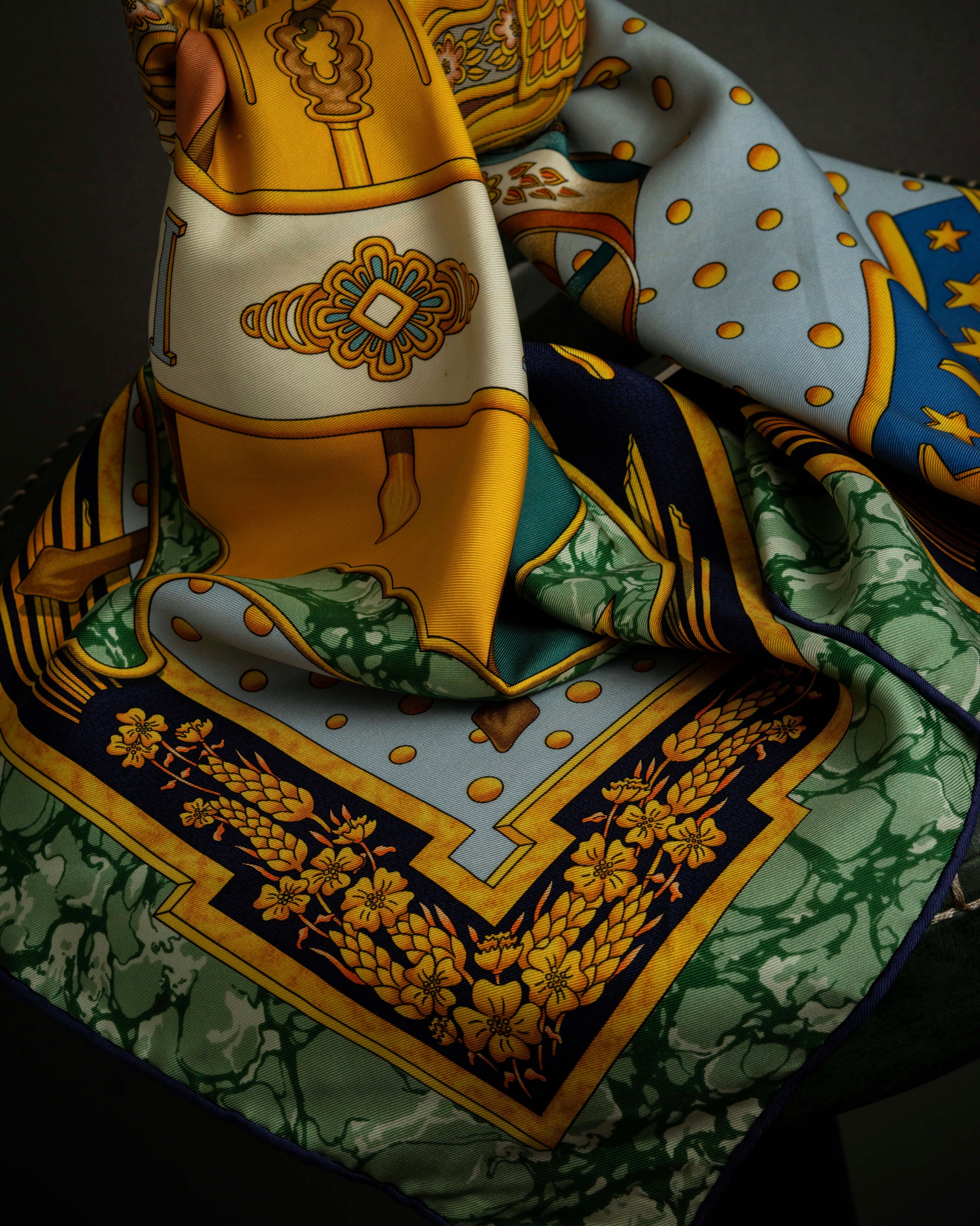 "HERMES" Carpe Diem design Carré 90 silk scarf