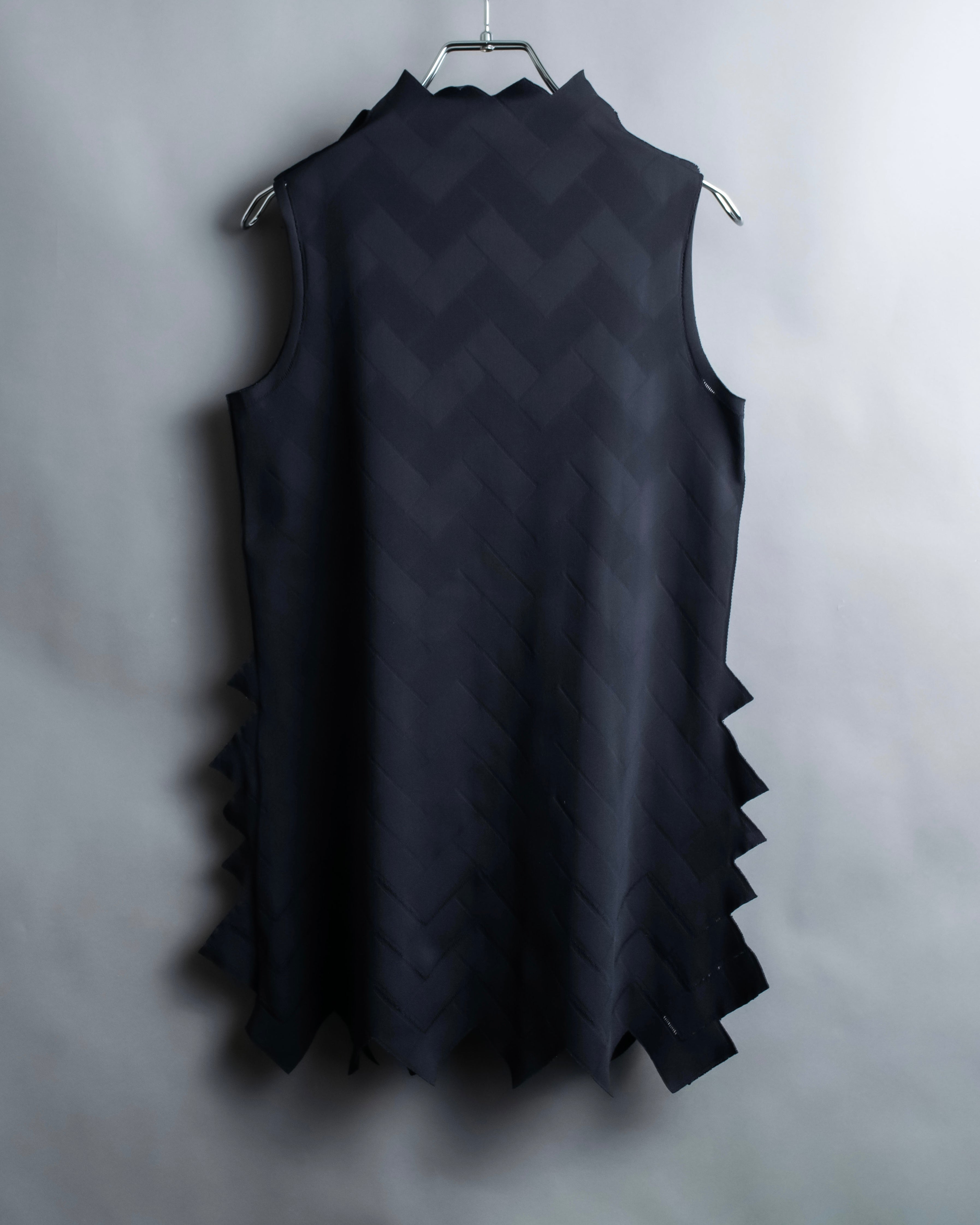 "PLEATS PLEASE ISSEY MIYAKE" 

Meander sleeveless tops