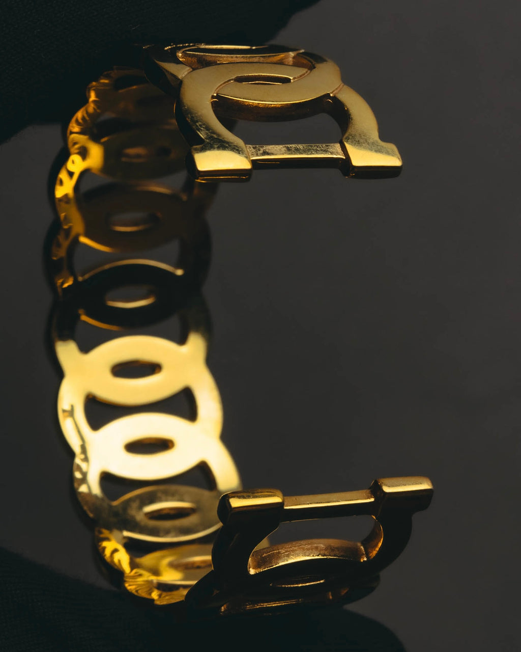 “Salvatore Ferragamo” 90’s-00’s Gancini motif gold bangle