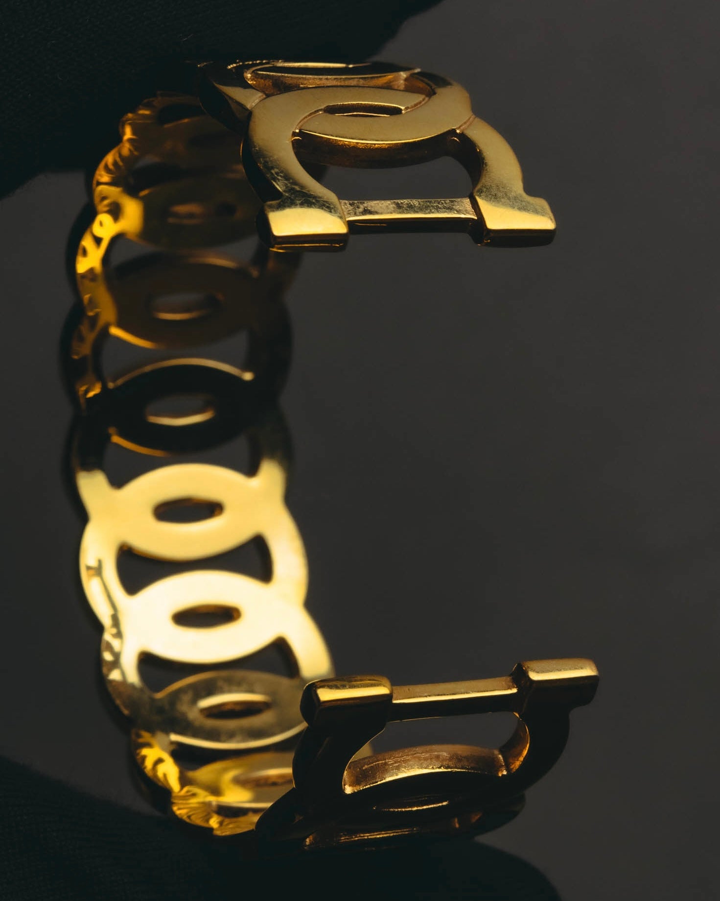 “Salvatore Ferragamo” 90’s-00’s Gancini motif gold bangle