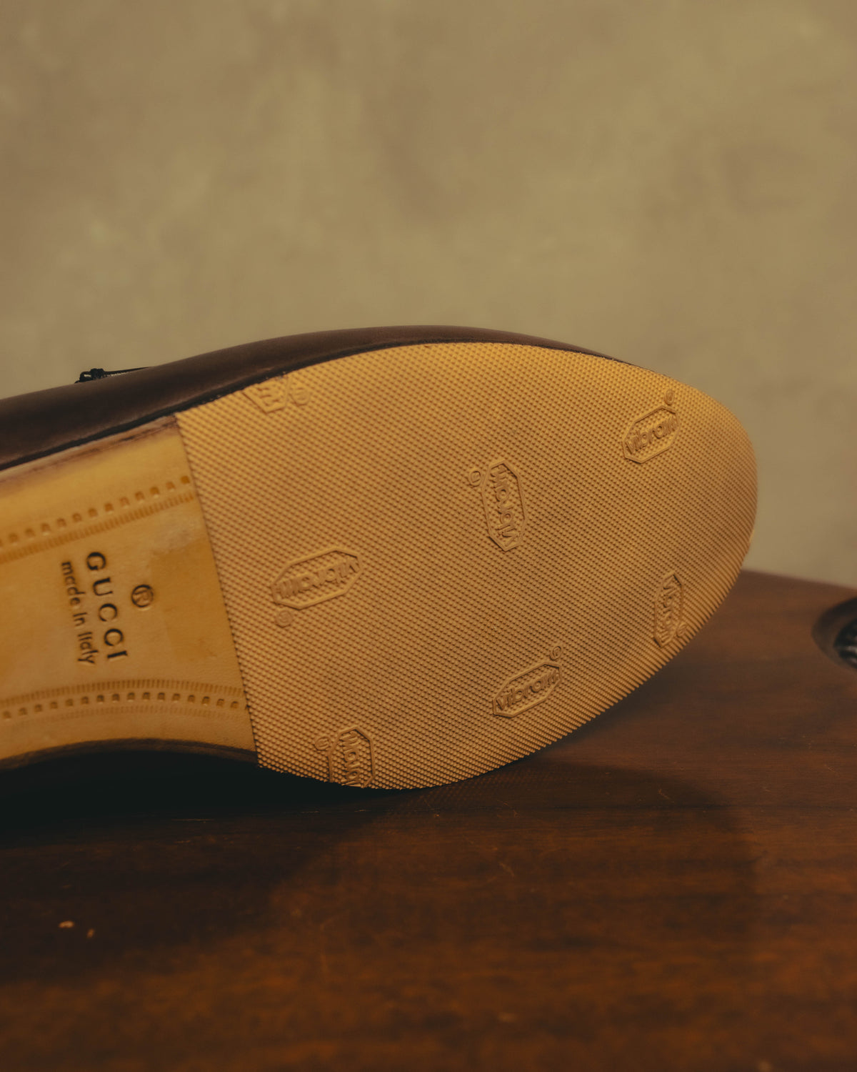 レザーソールの前足部を覆う、Vibram製ハーフラバーのディテールカット。ラバー部分にはVibramのロゴパターンが確認できます。