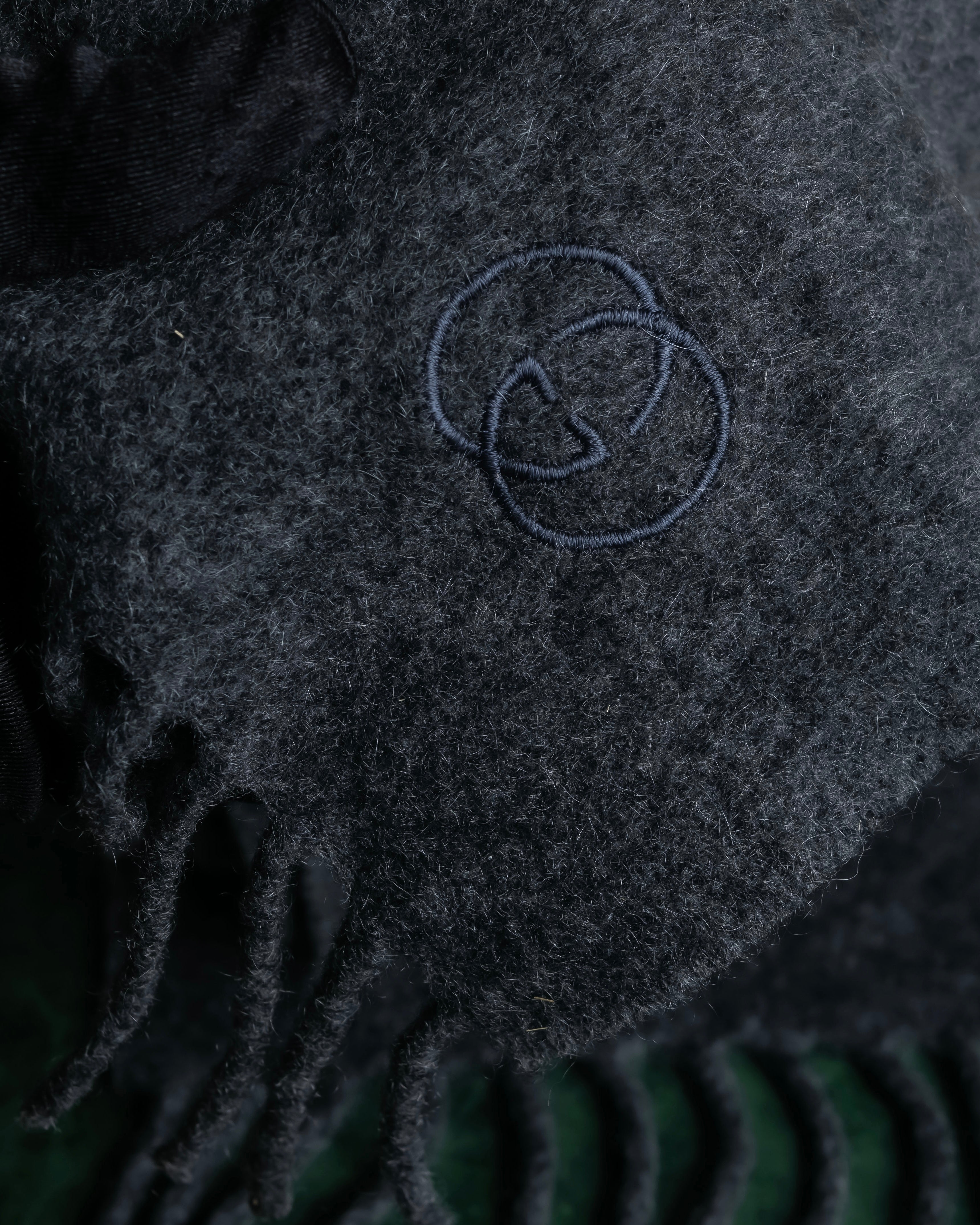 "GUCCI" Fuzzy logo engraved fringe large muffler