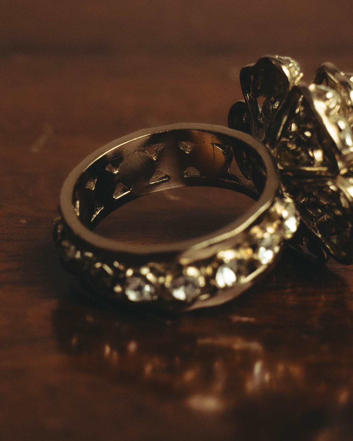 -SPDCIAL- “CHANEL” 99AW Repeated logo oval medallion ring