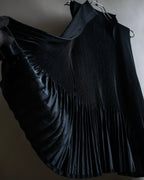 "PLEATS PLEASE ISSEY MIYAKE"
Narrow pleated sleeveless dress