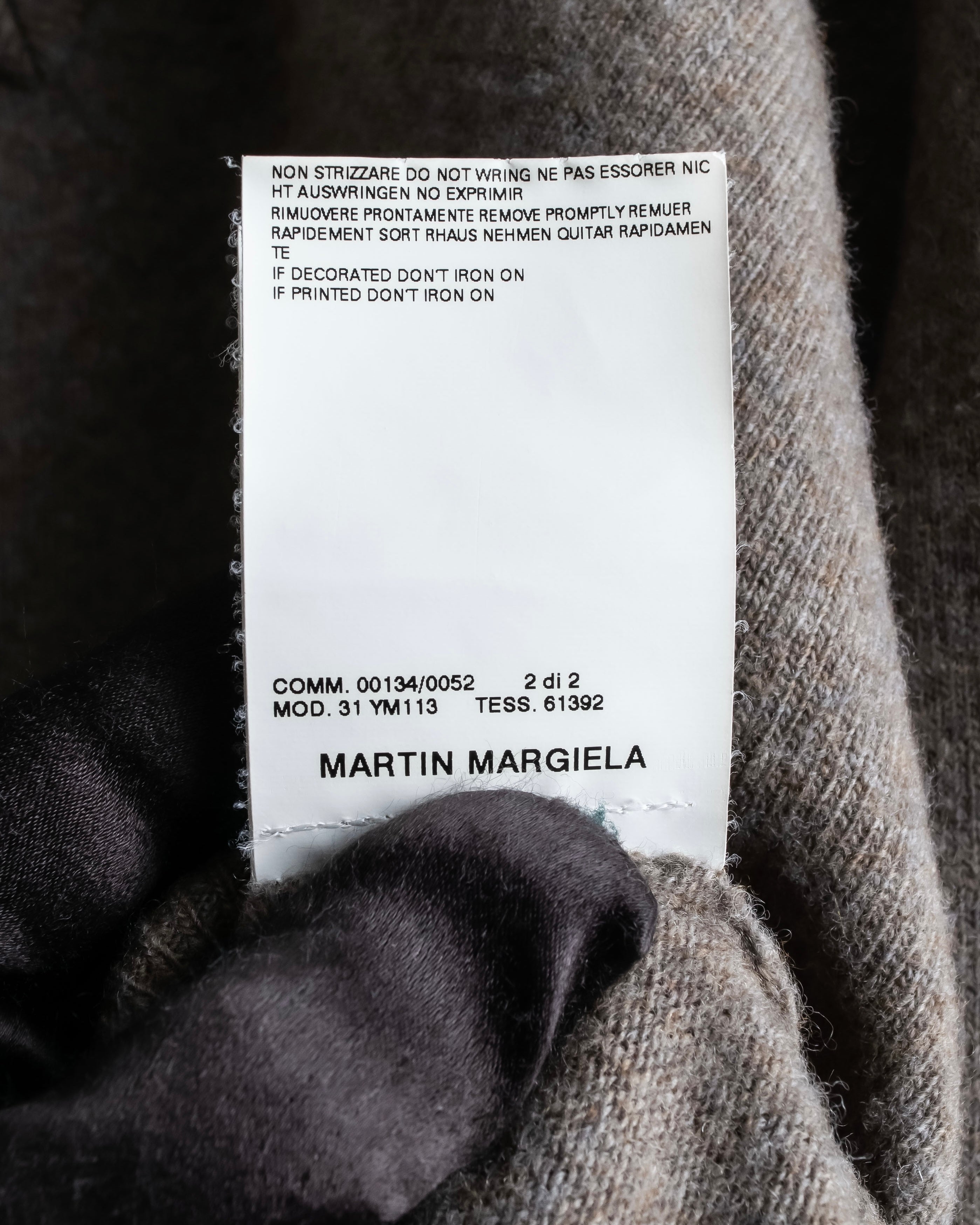 "MAISON MARGIELA 2005's AW " Twisted detail V-neck knit