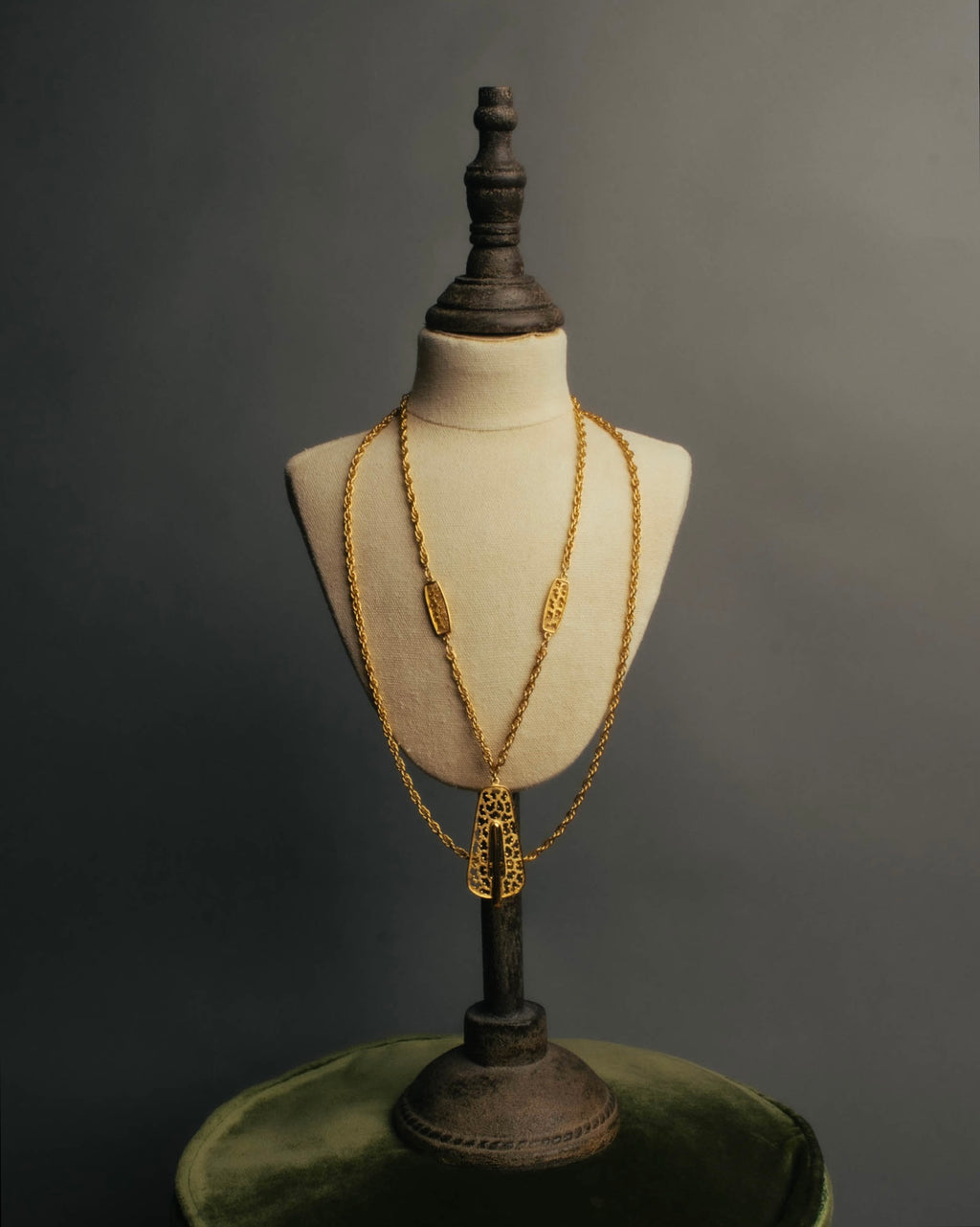 "TRIFARI" 50's-60's Ornate gold tone pendant necklace