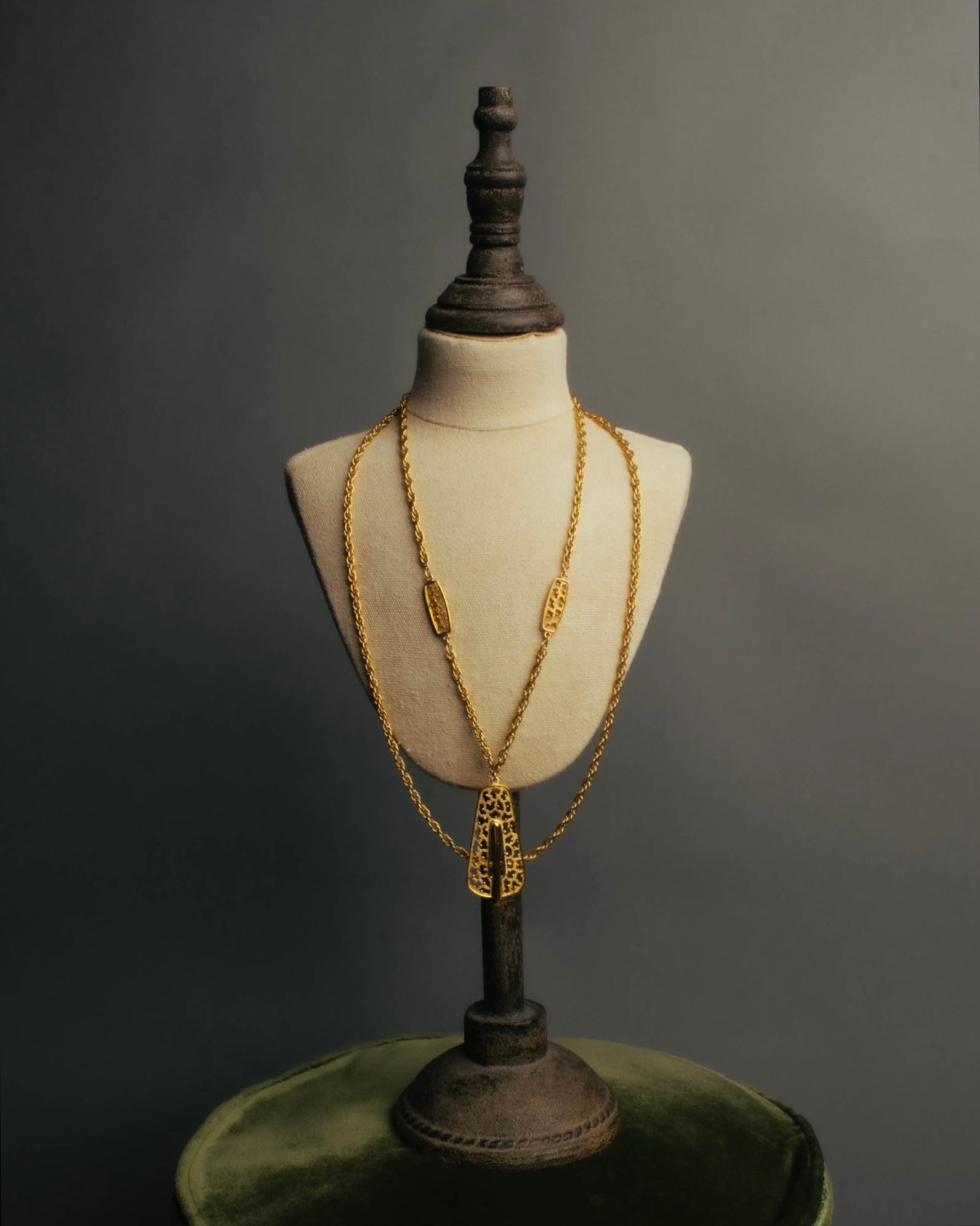 "TRIFARI" 50's-60's Ornate gold tone pendant necklace