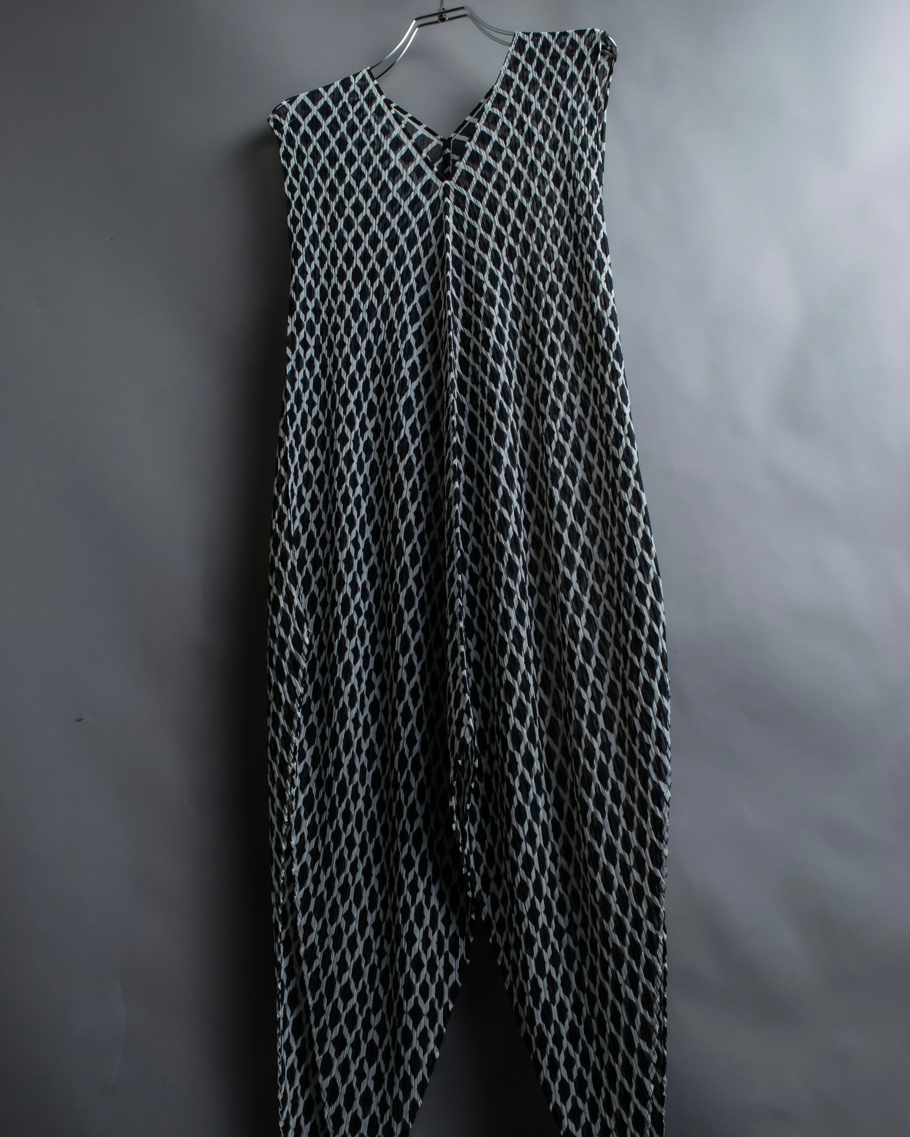 "ISSEY MIYAKE White label"
 Tailcoat design sleeveless dress