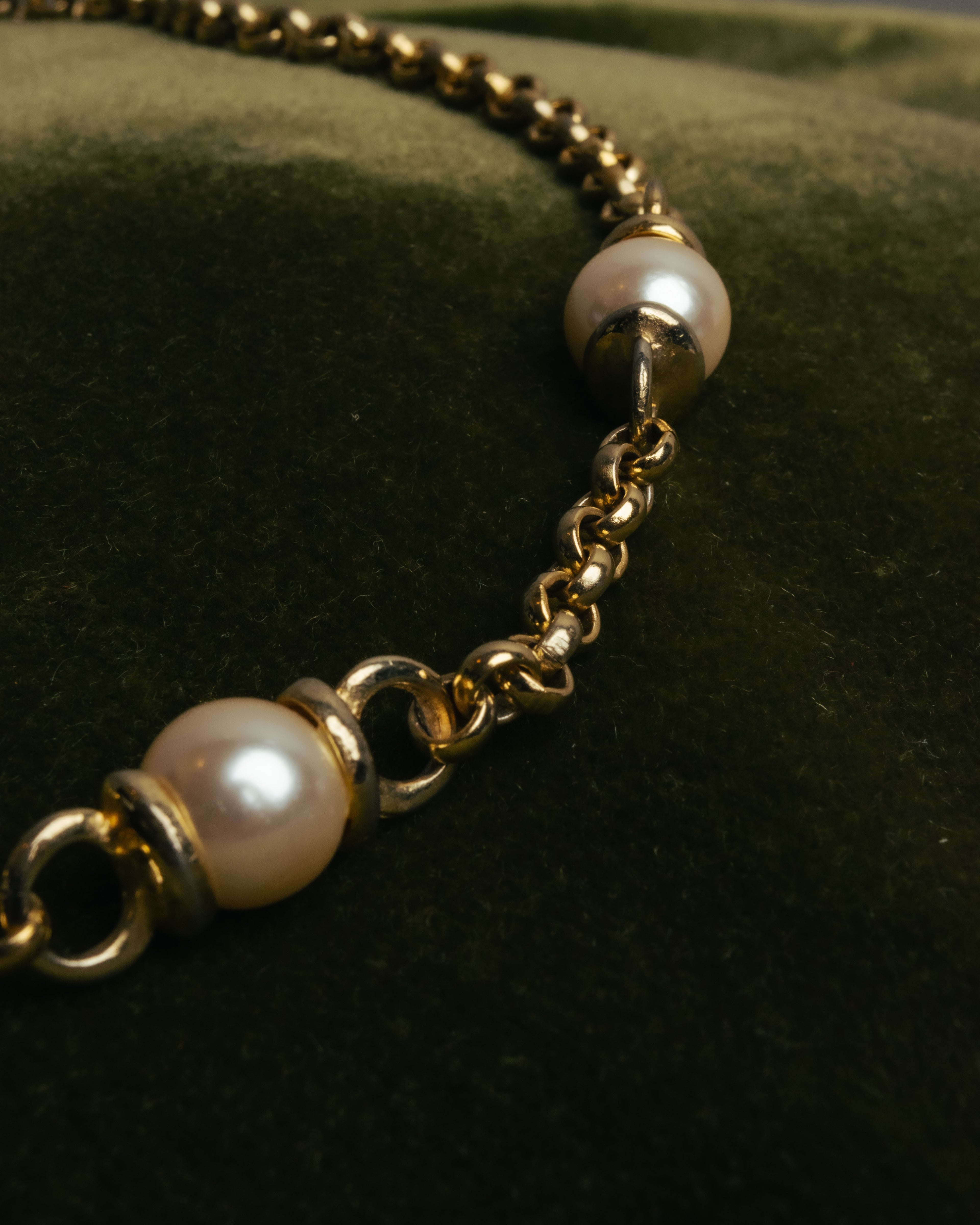 "YVES SAINT LAURENT" 80's-90's Gold-tone rolo chain necklace with faux pearl accents
