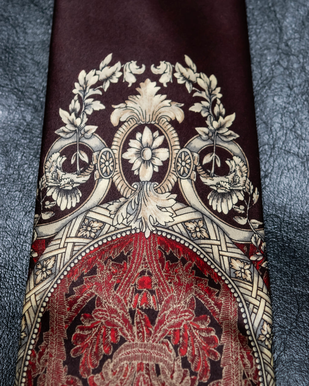 "GIANFRANCO FERRE" Beautiful botanical and frame design necktie