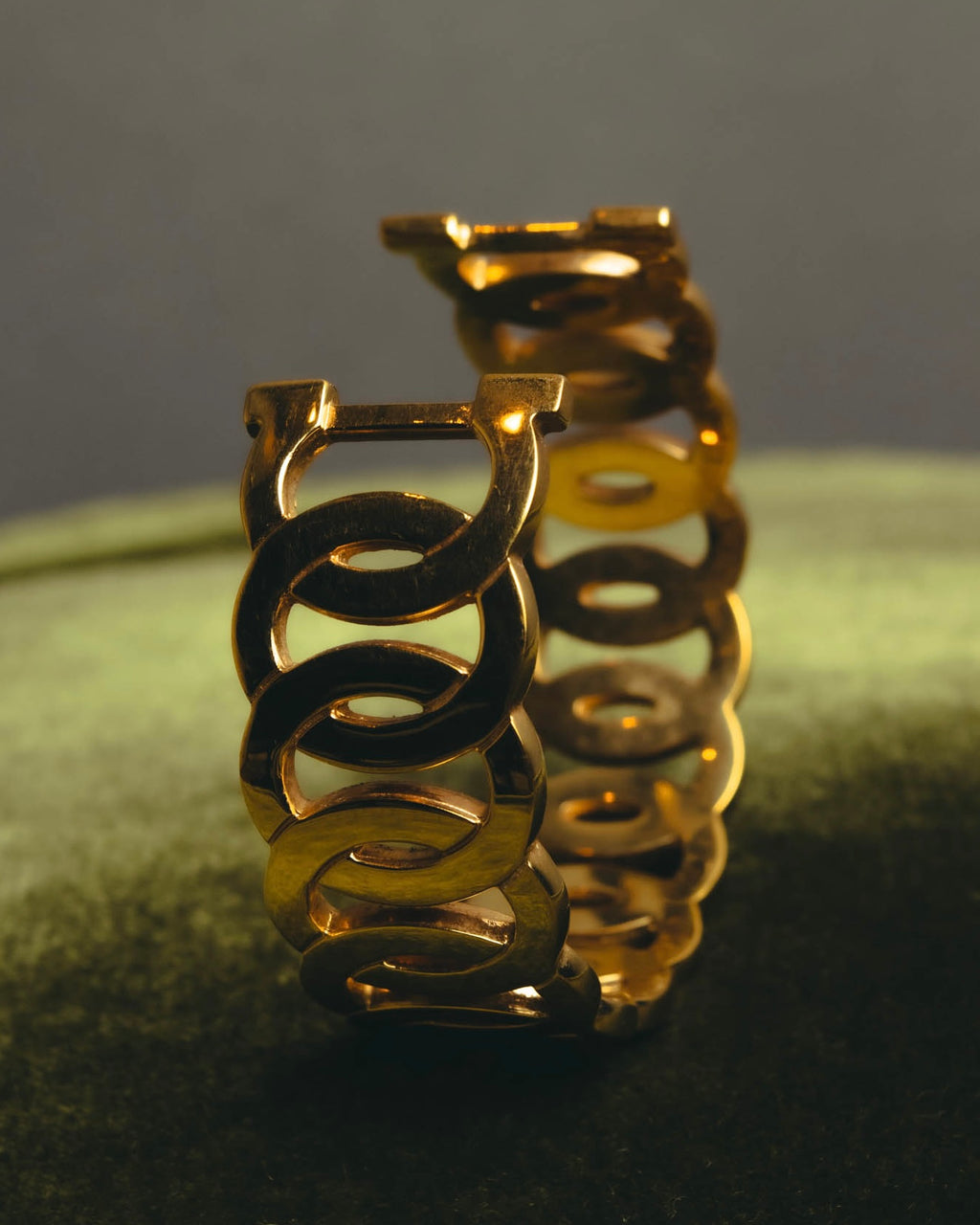 “Salvatore Ferragamo” 90’s-00’s Gancini motif gold bangle