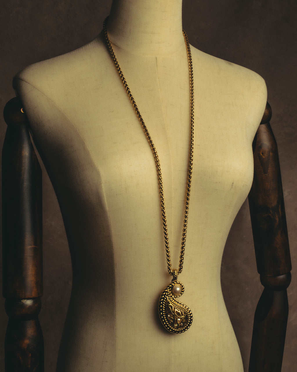 "Christian Dior" 80's-90's Ornate pendant necklace