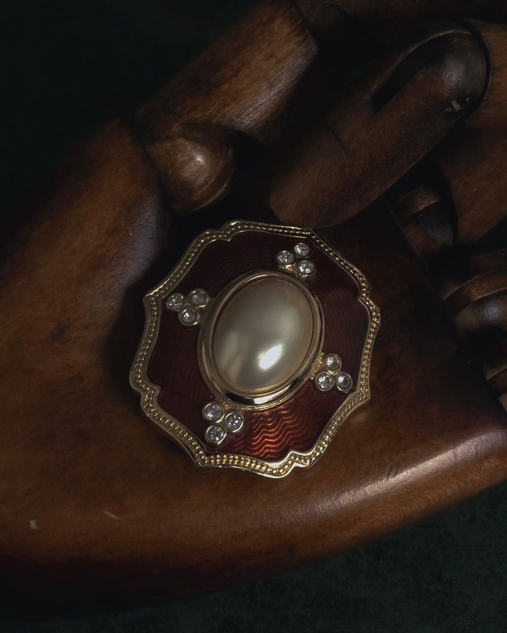 "BURBERRYS" 80’s-90’s royal enamel pearl brooch