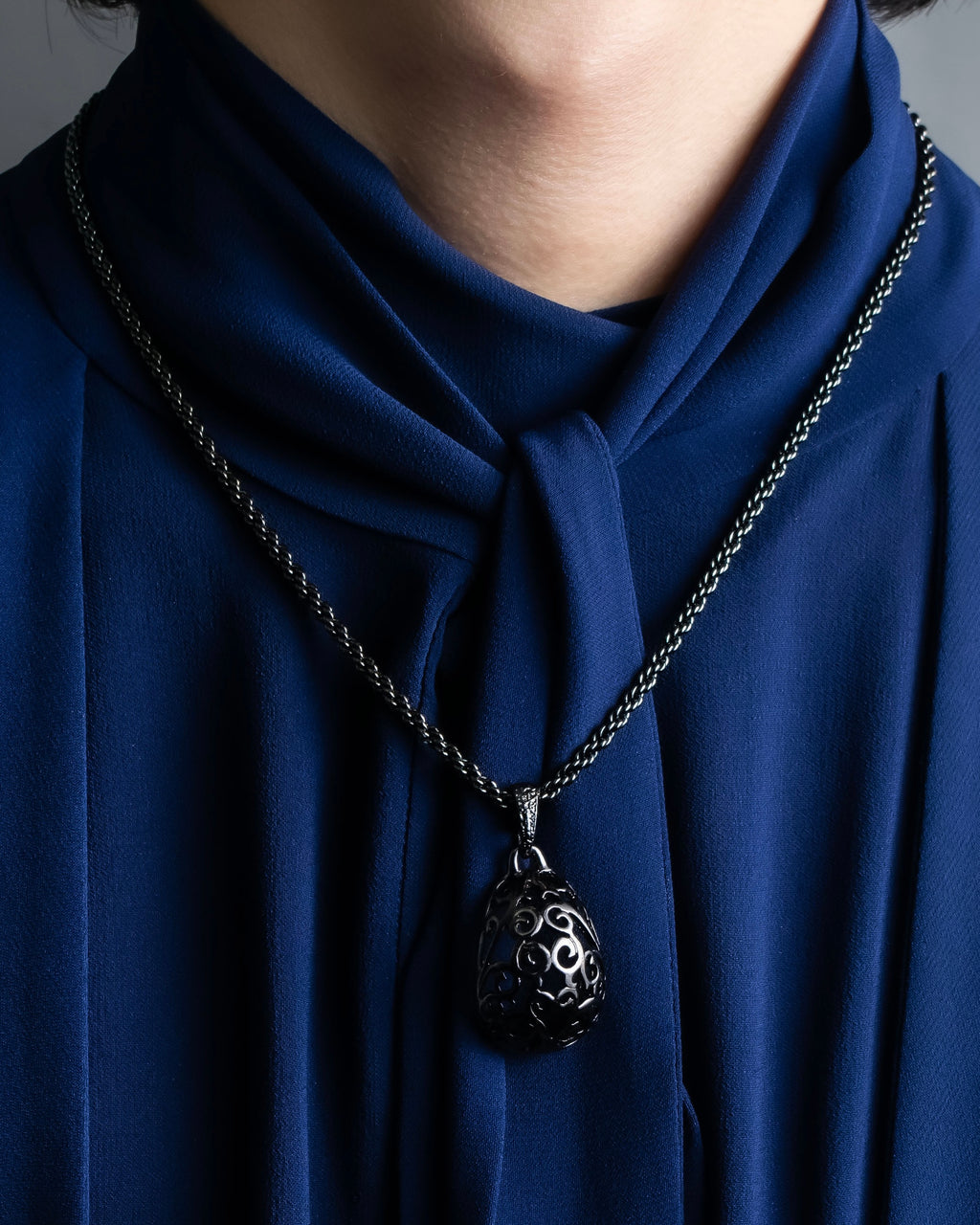 "YVES SAINT LAURENT" Elegant style arabesque pattern necklace