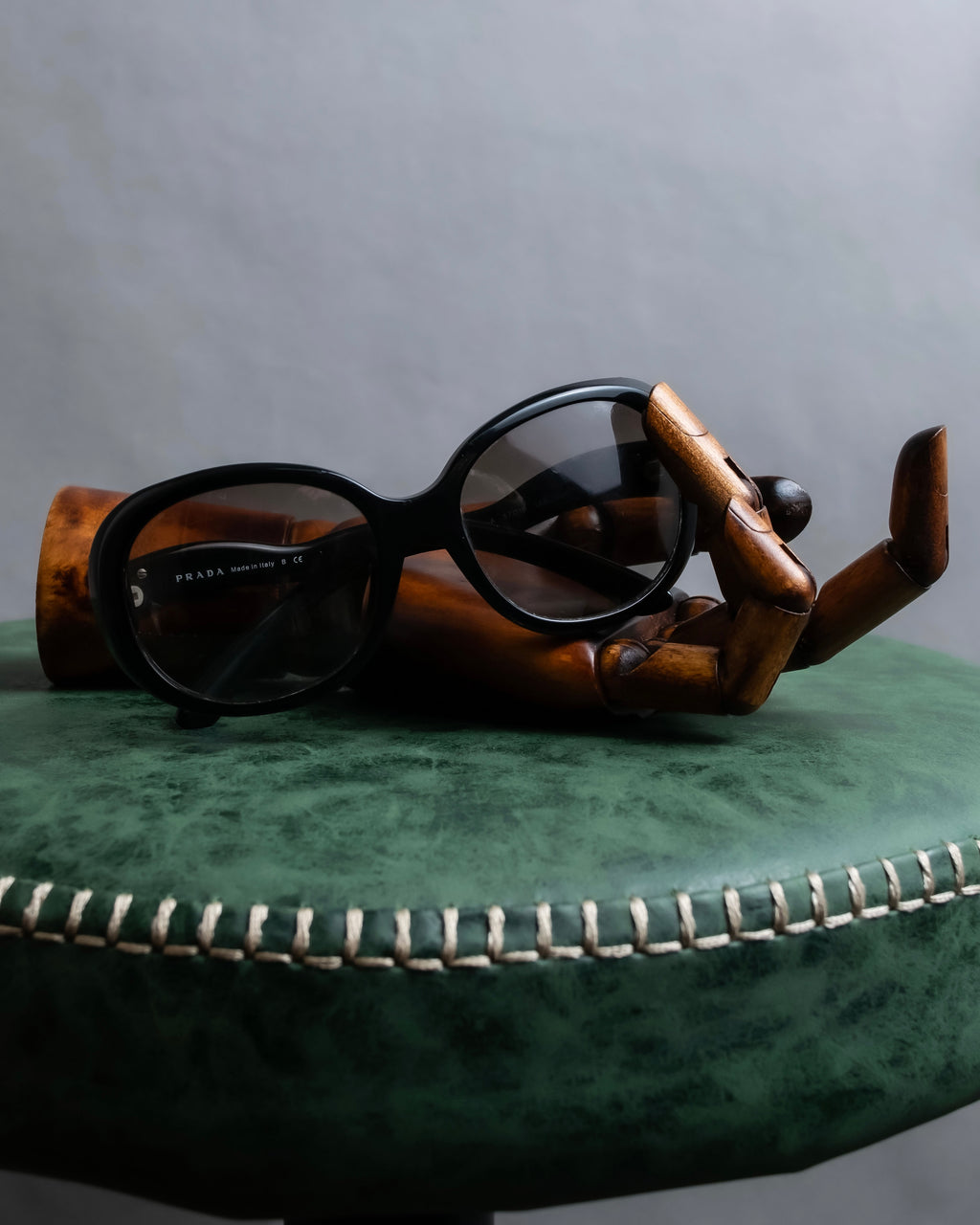 "PRADA" Logo engraved black round frame sunglasses