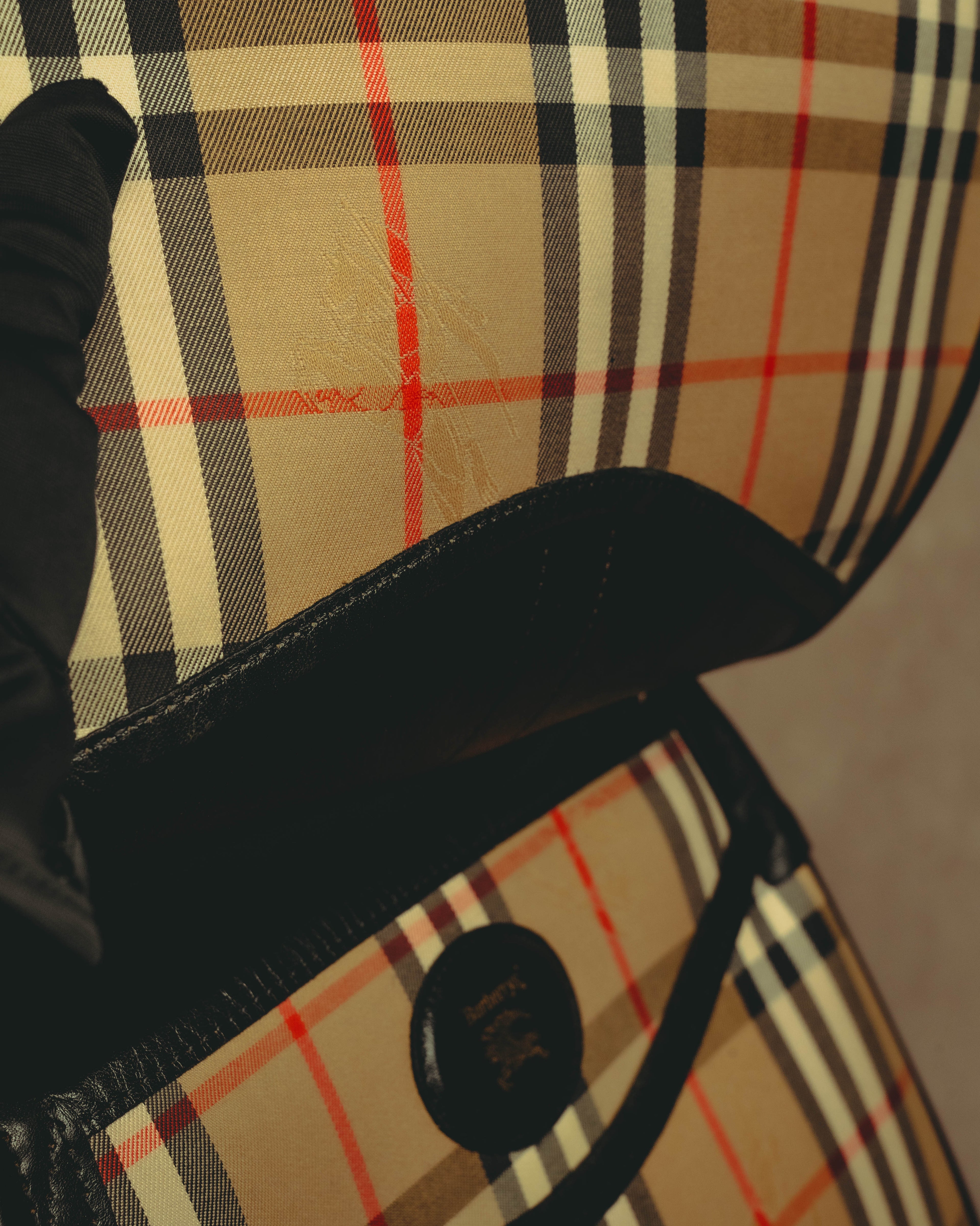 “Burberrys” 80’s-90’s Shadow horse check saddle shoulder bag