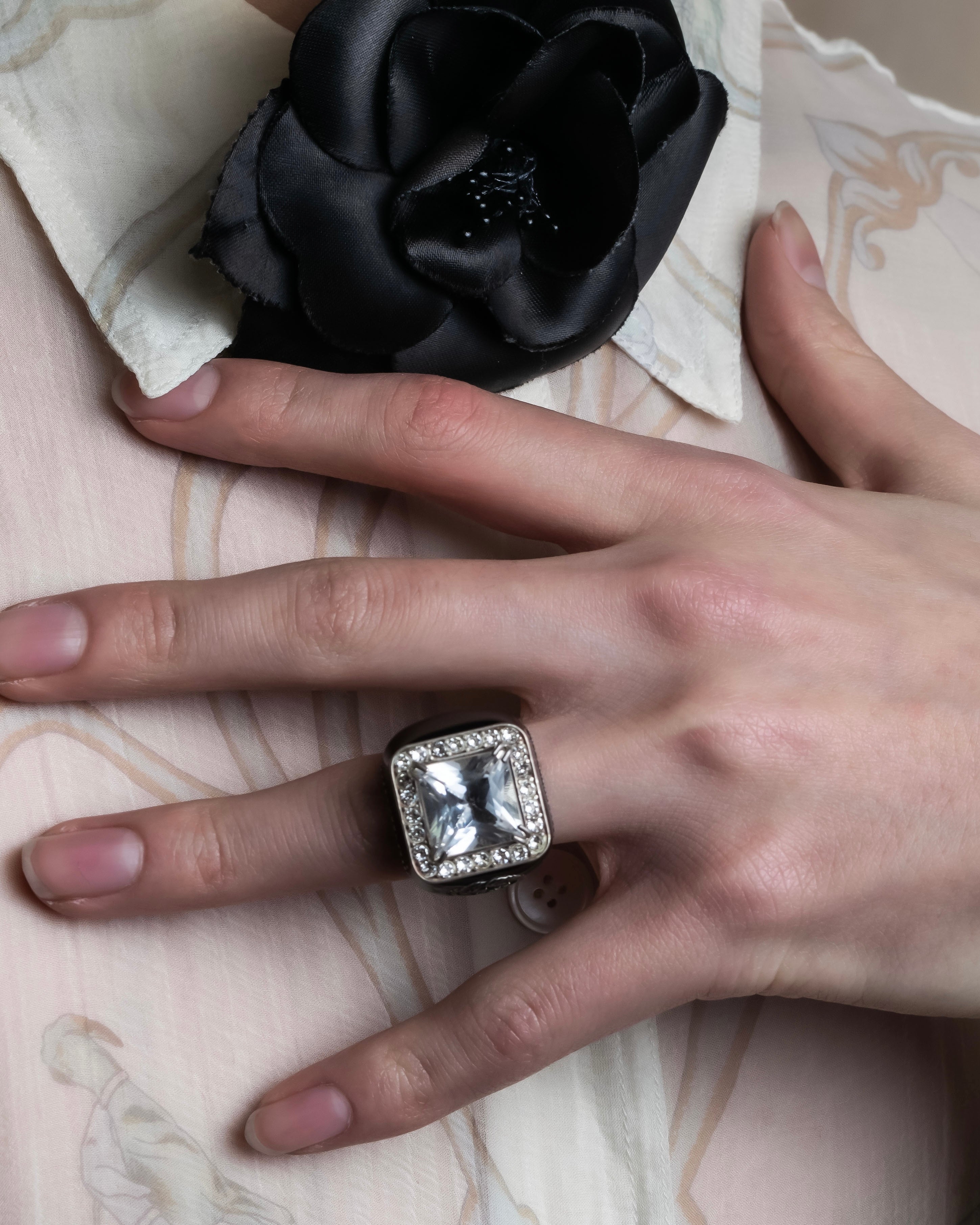 "GUCCI" Crystal rhinestone GG motif engraved signet ring