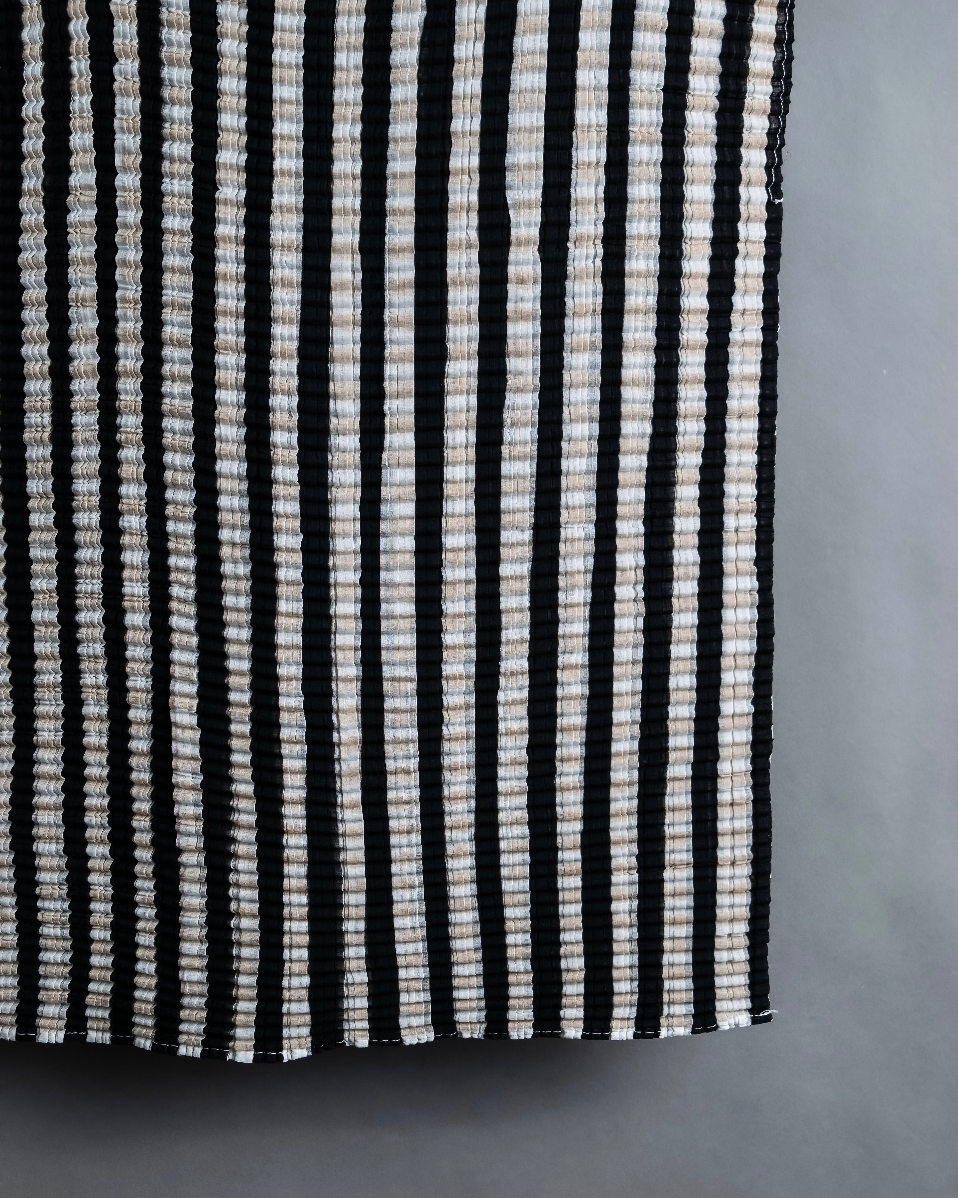 “ISSEY MIYAKE” pleats designed no sleeves high neck top