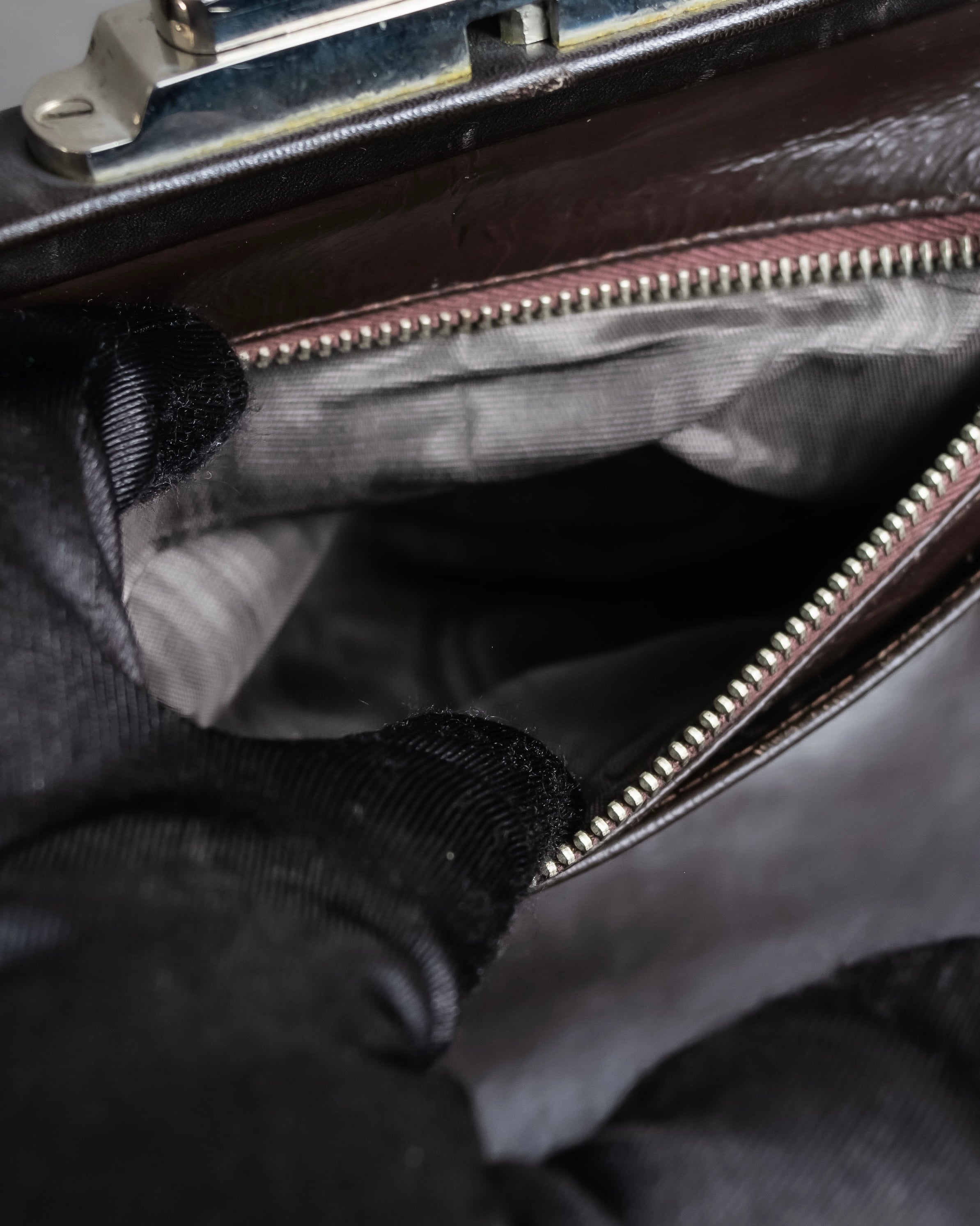 "Roberta Di Camerino"
 Velvet combination design hand bag