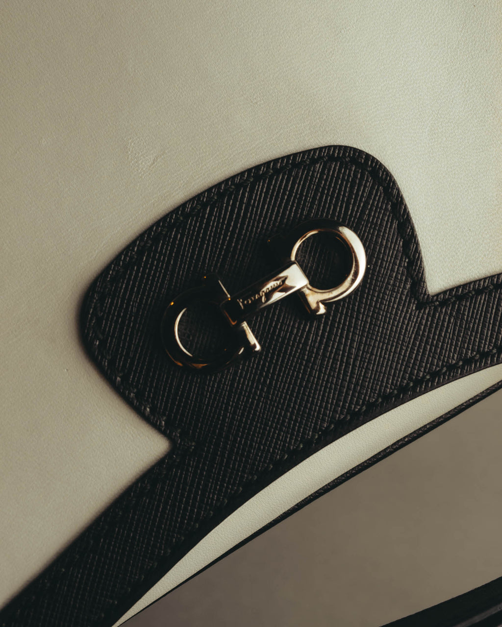 "Salvatore Ferragamo" 10's Bicolor leather chain shoulder bag