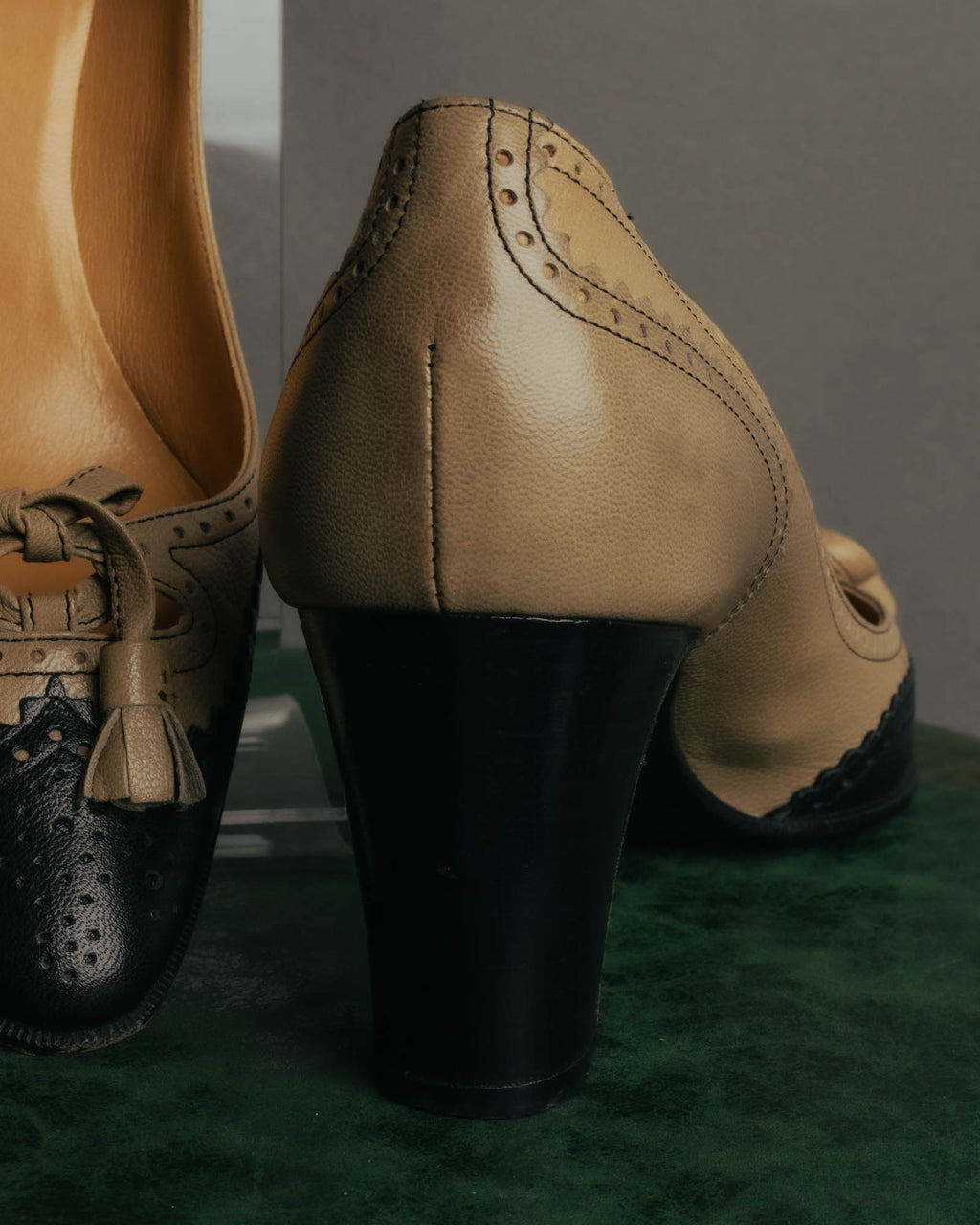"HERMÈS" 80's-90's Classic bi-color leather tassel brogue pumps