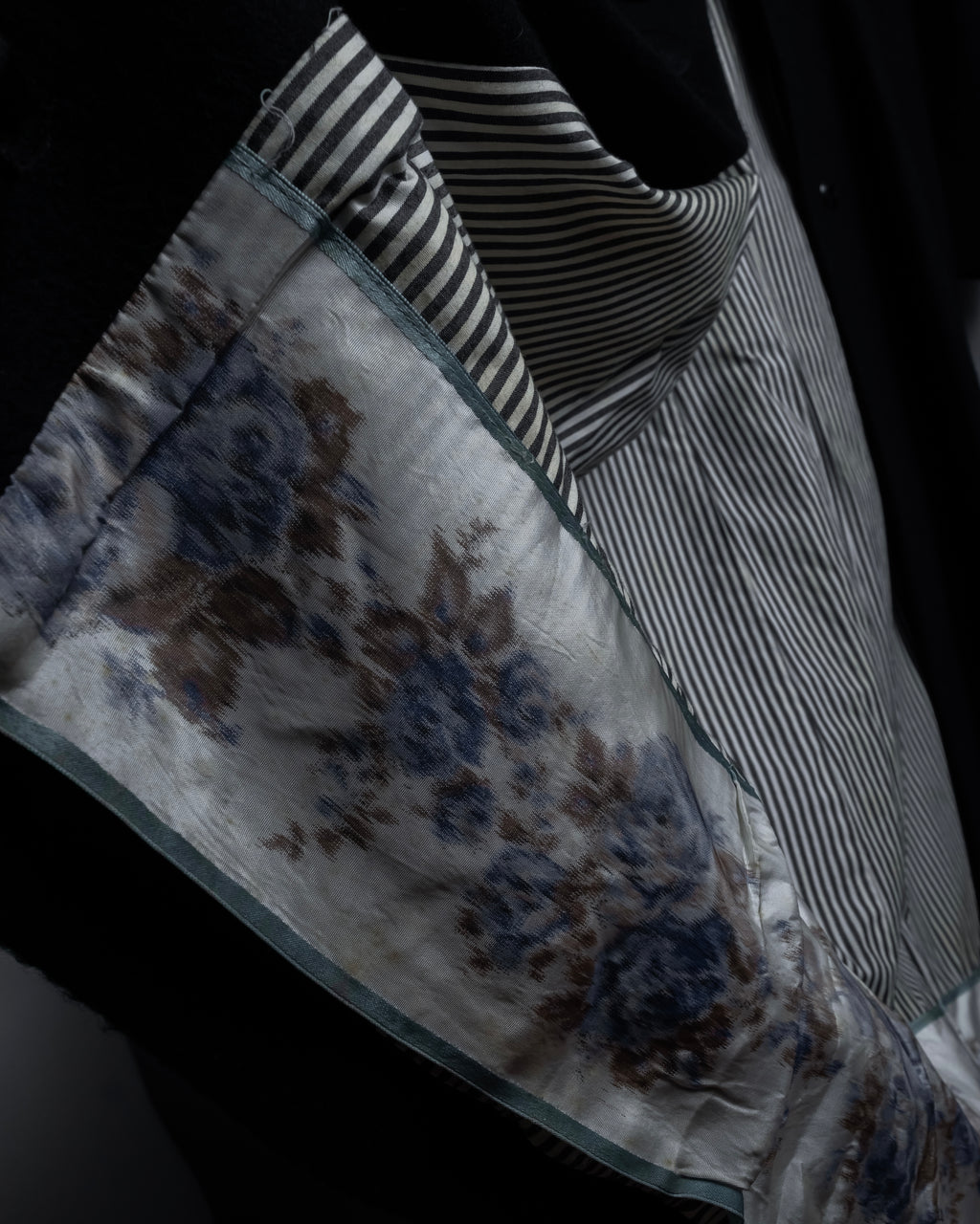 "Marc Jacobs" A soft flowing flared silhouette long coat