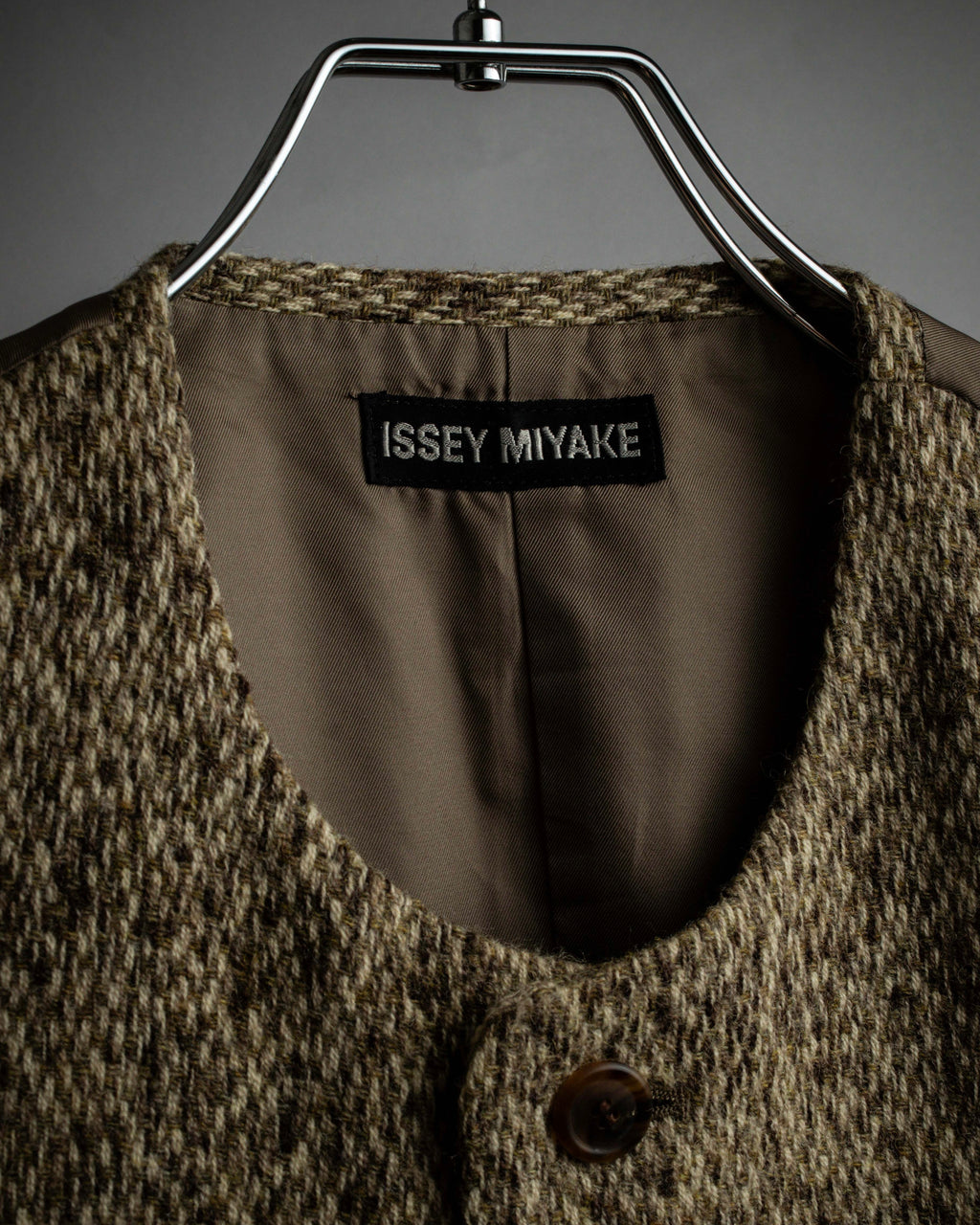 "ISSEY MIYAKE" Brushed texture 5-buttons vest