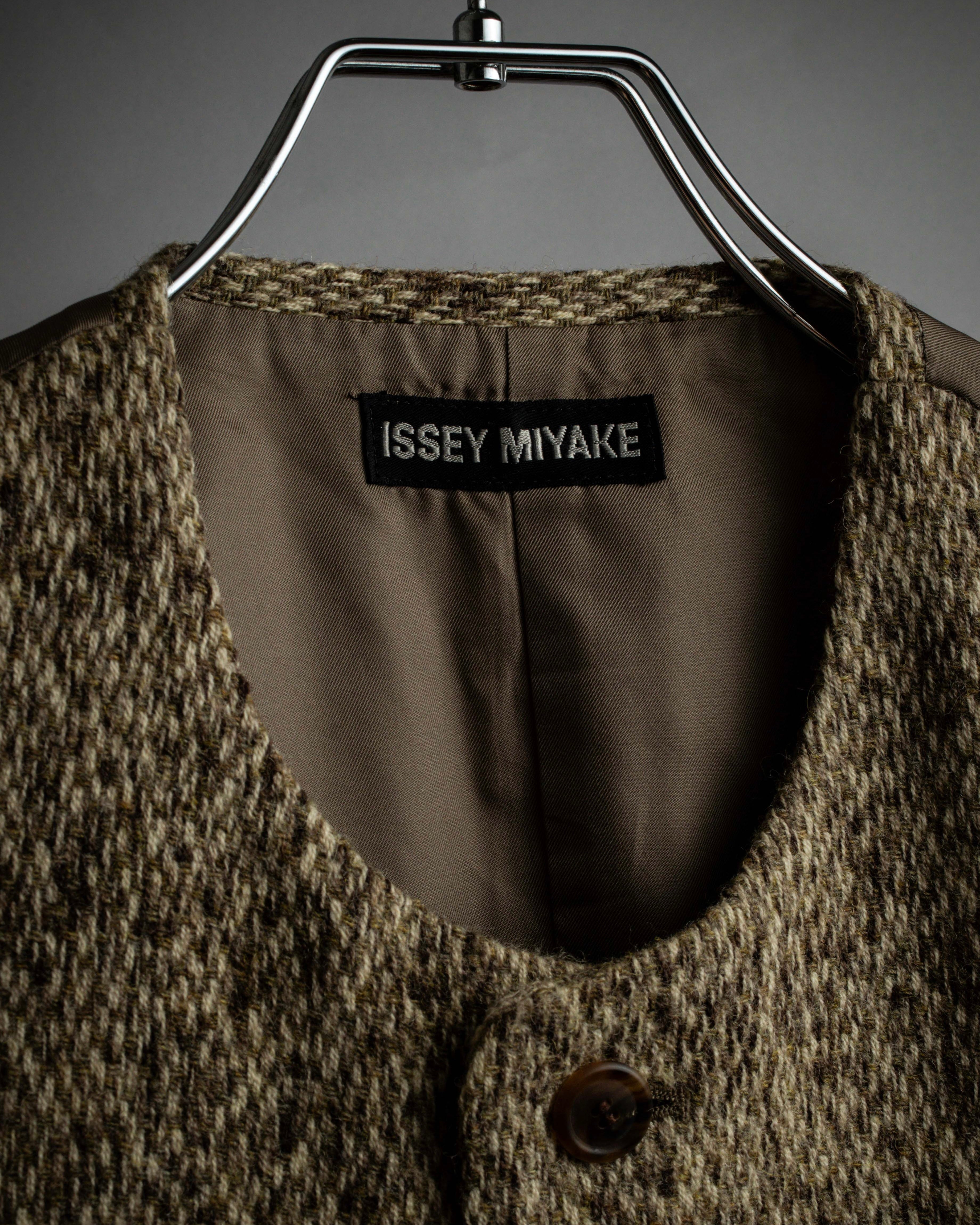 "ISSEY MIYAKE" Brushed texture 5-buttons vest
