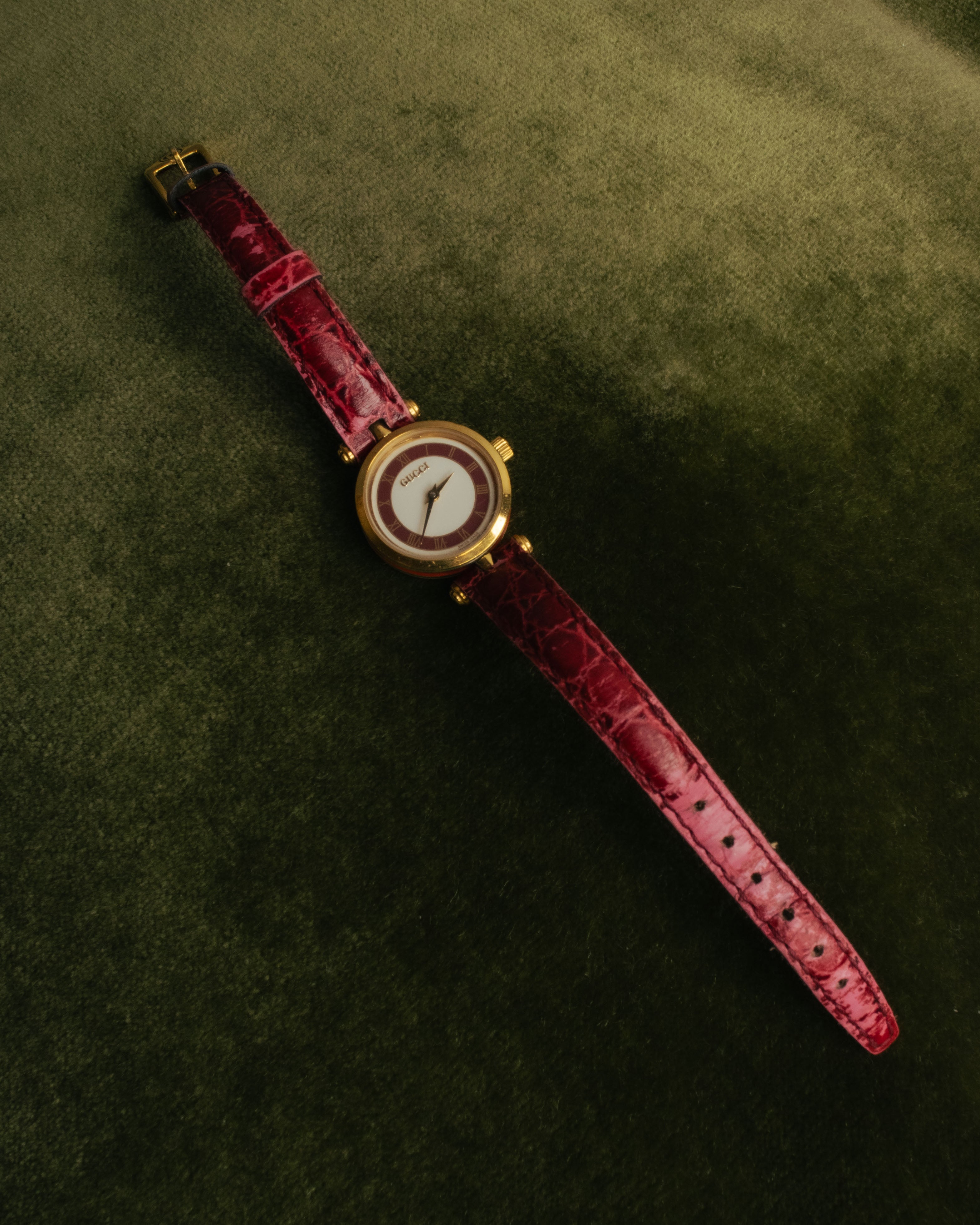 "GUCCI" 80's-90's Sherry line web stripe round watch with roman dial