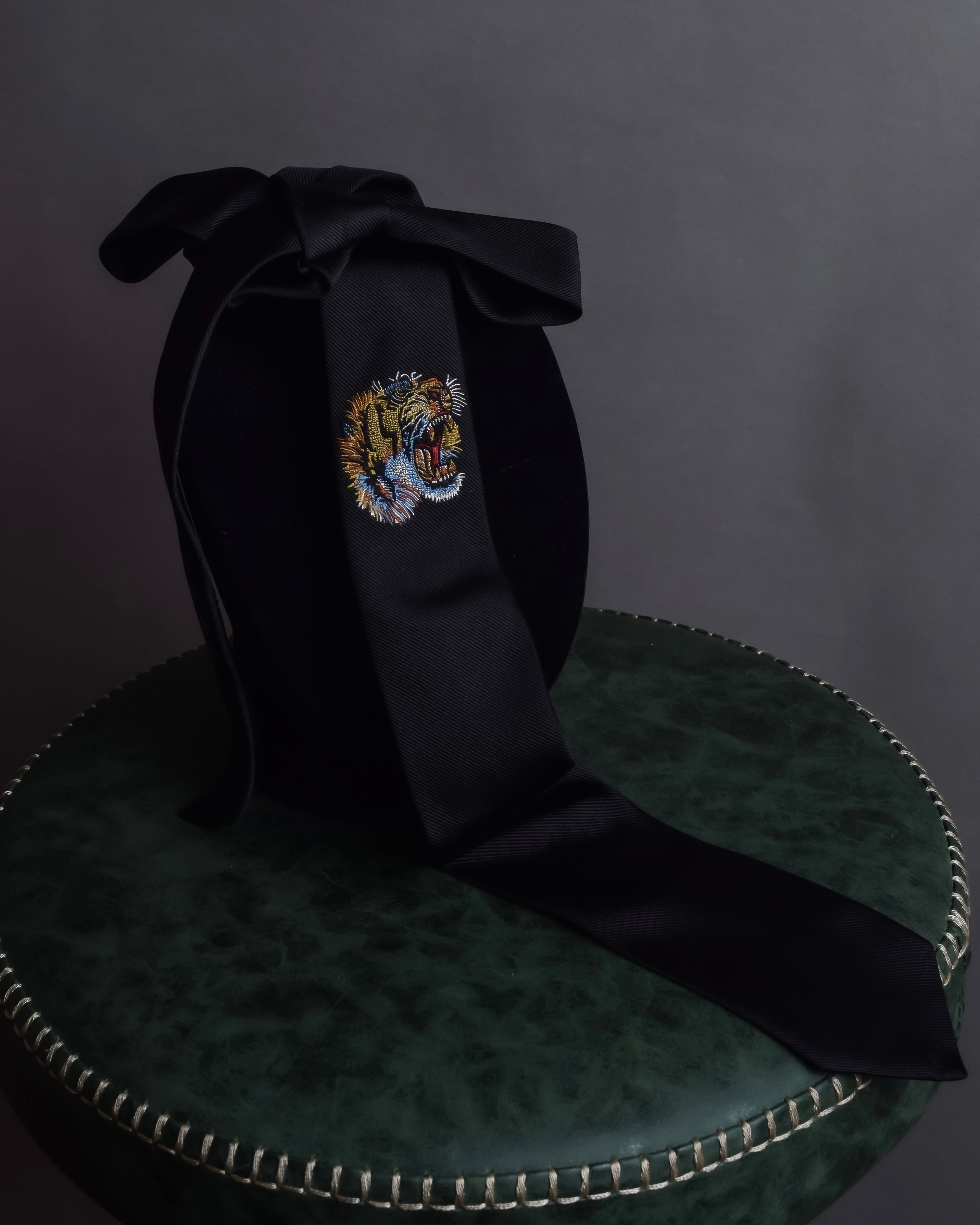 "GUCCI" Michele period tiger embroidery silk necktie