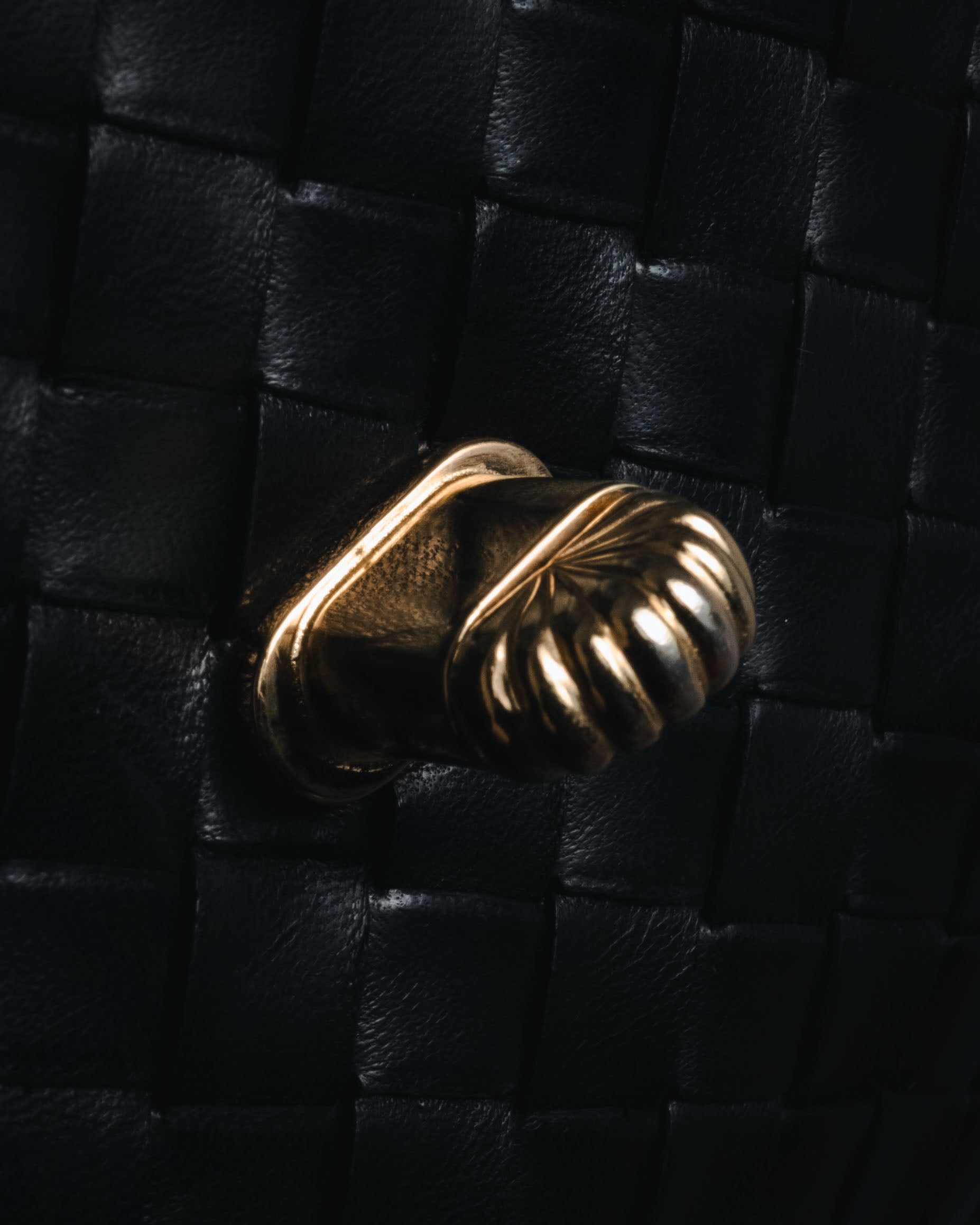 –SPECIAL– "BOTTEGA VENETA"
Late 80s–Early 90s Intrecciato trapezoid leather bag