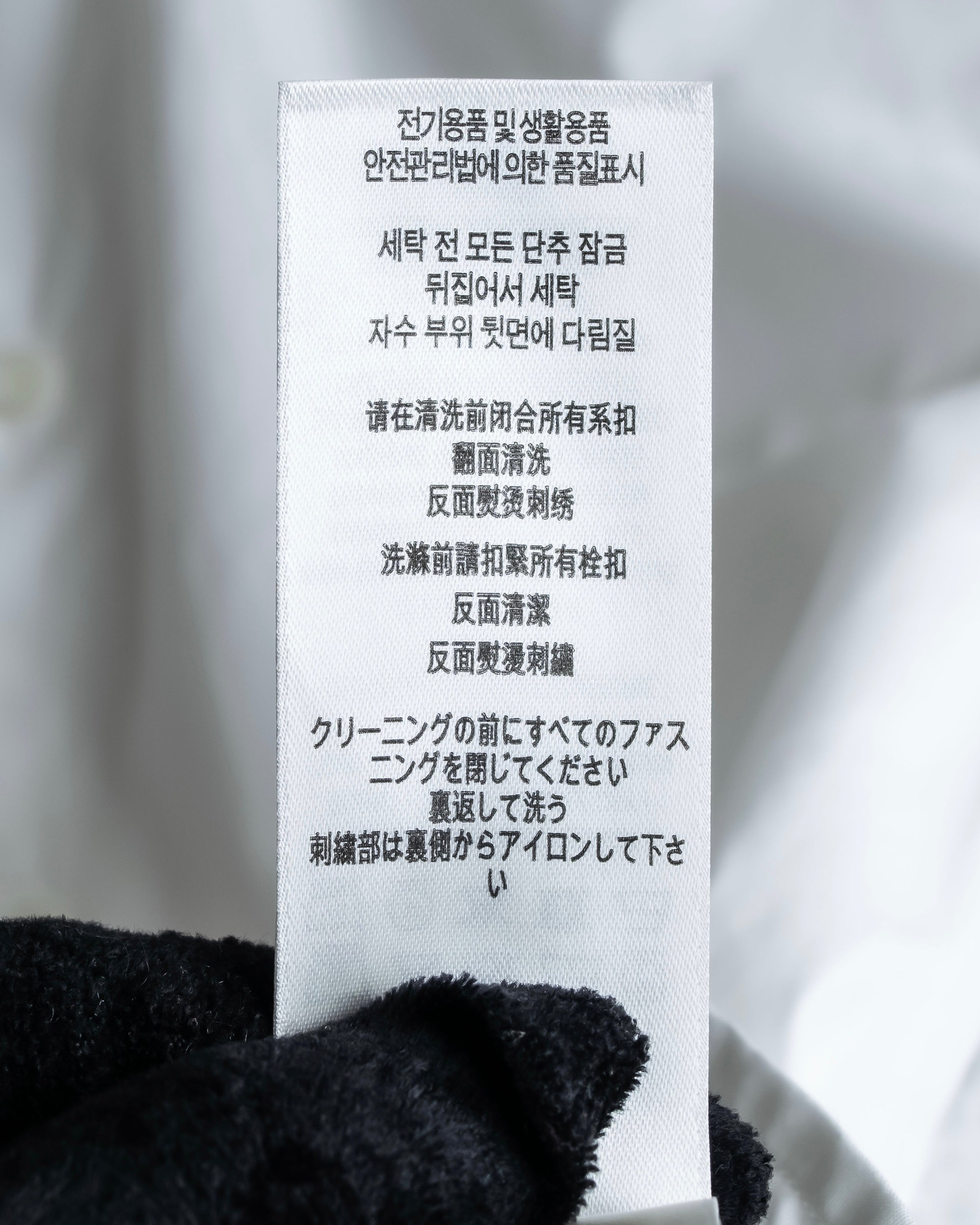 "BURBERRY" Wide collar embroidered emblem white shirt