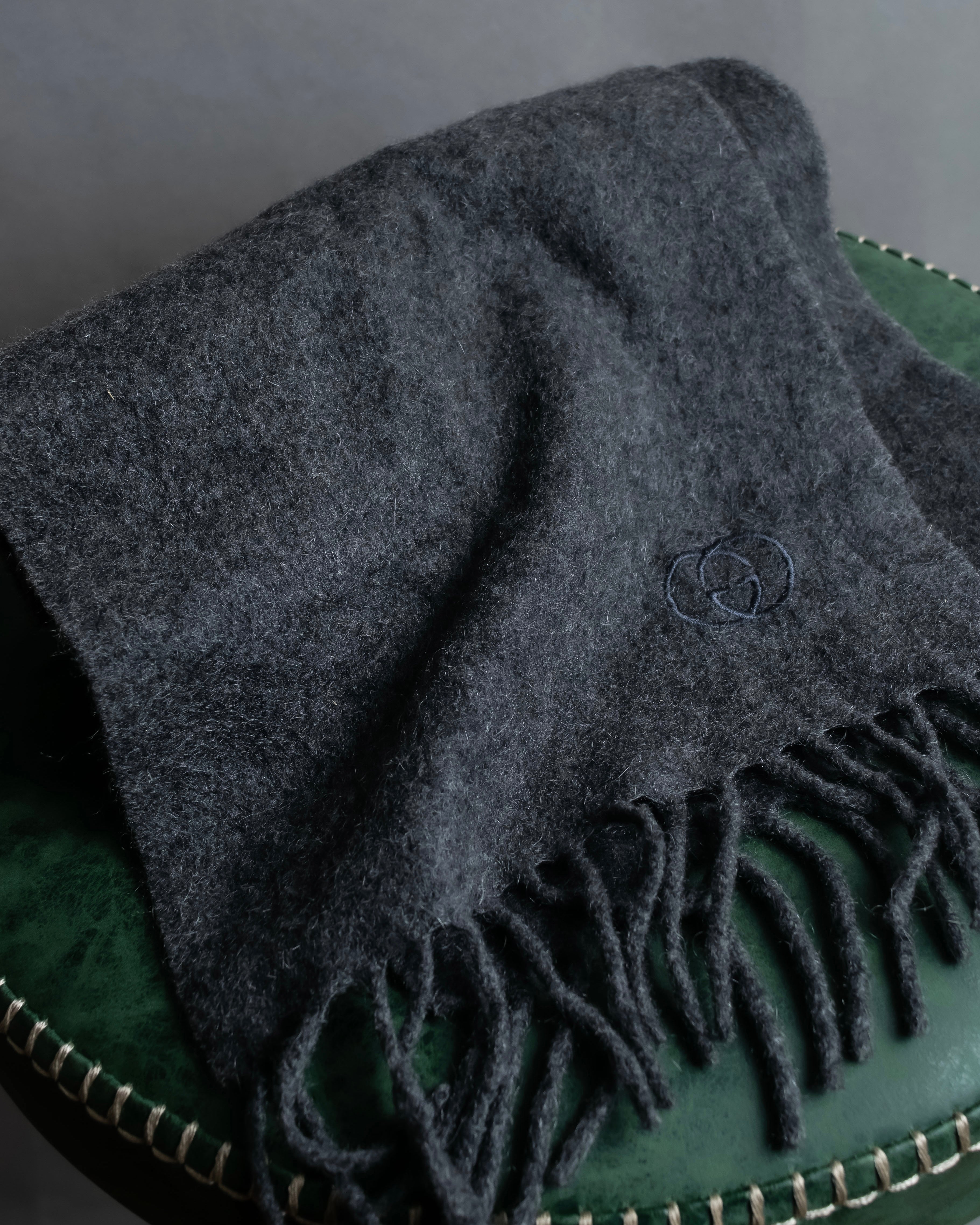 "GUCCI" Fuzzy logo engraved fringe large muffler