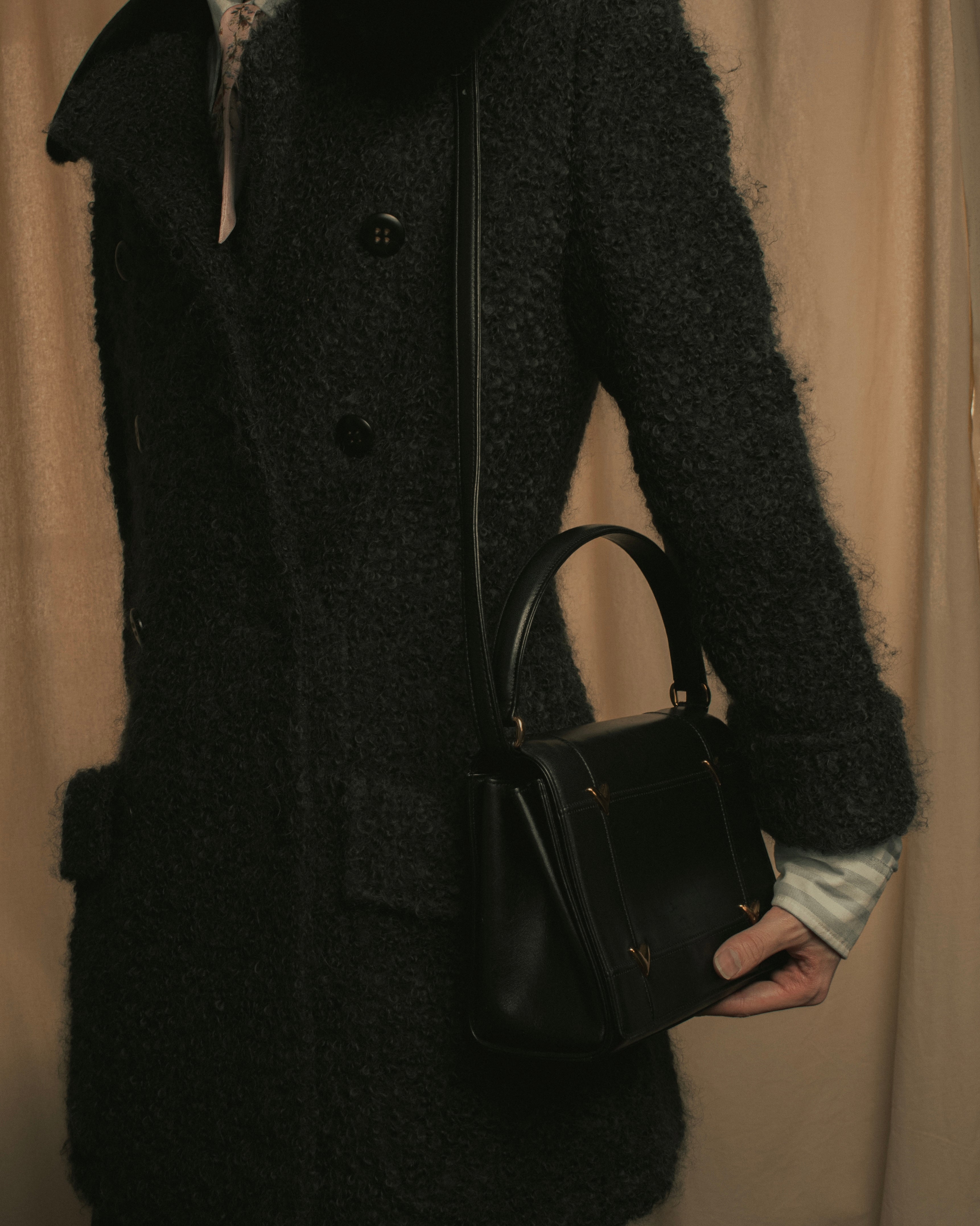 -SPECIAL- "VALENTINO GARAVANI" 90’s-00’s V corner hardware leather top handle bag