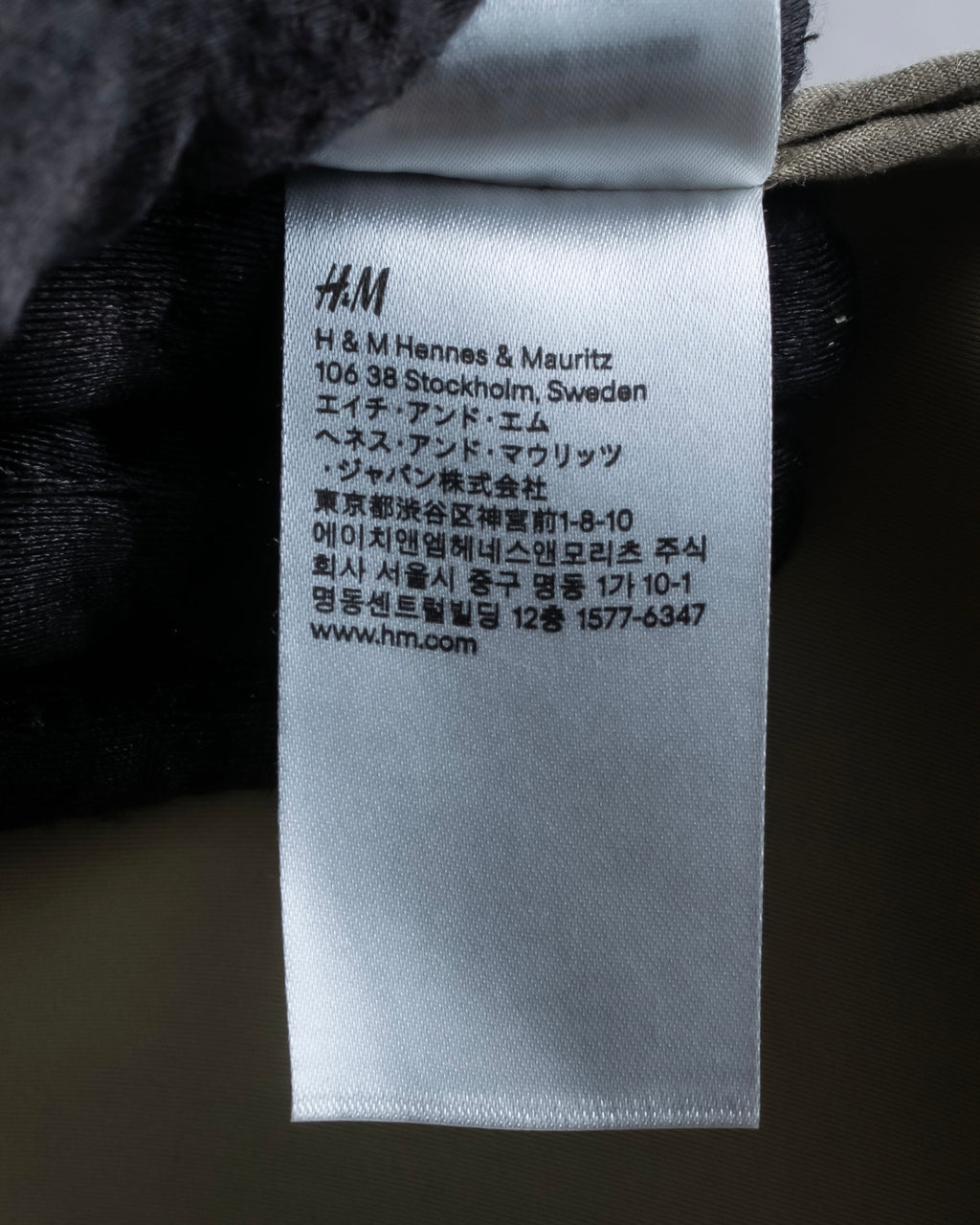"Maison Martin Margiela × H&M"
Reconstructed zip-up design jacket