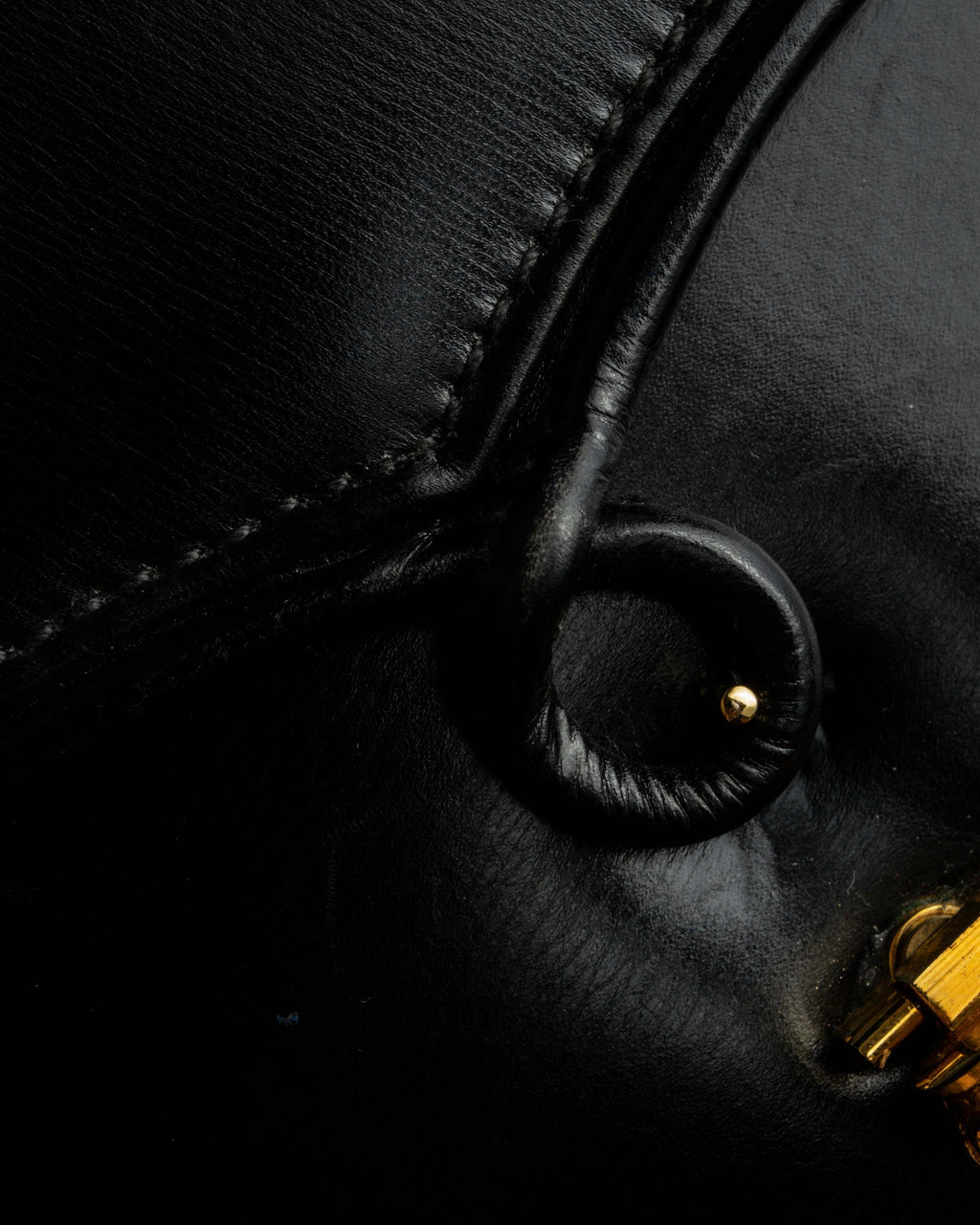 "GUCCI" Filigree vintage design chain shoulder leather bag